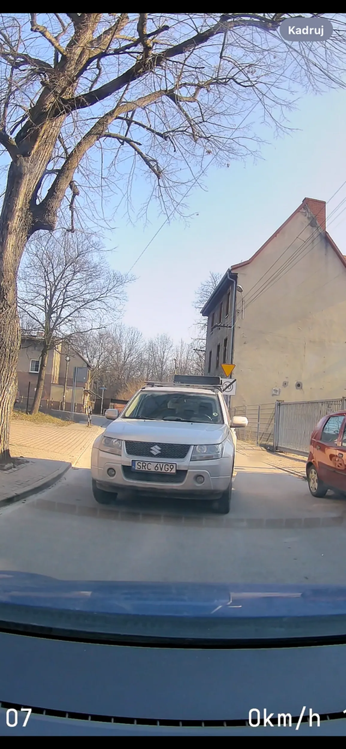 Ktoś zaparkował na środku drogi