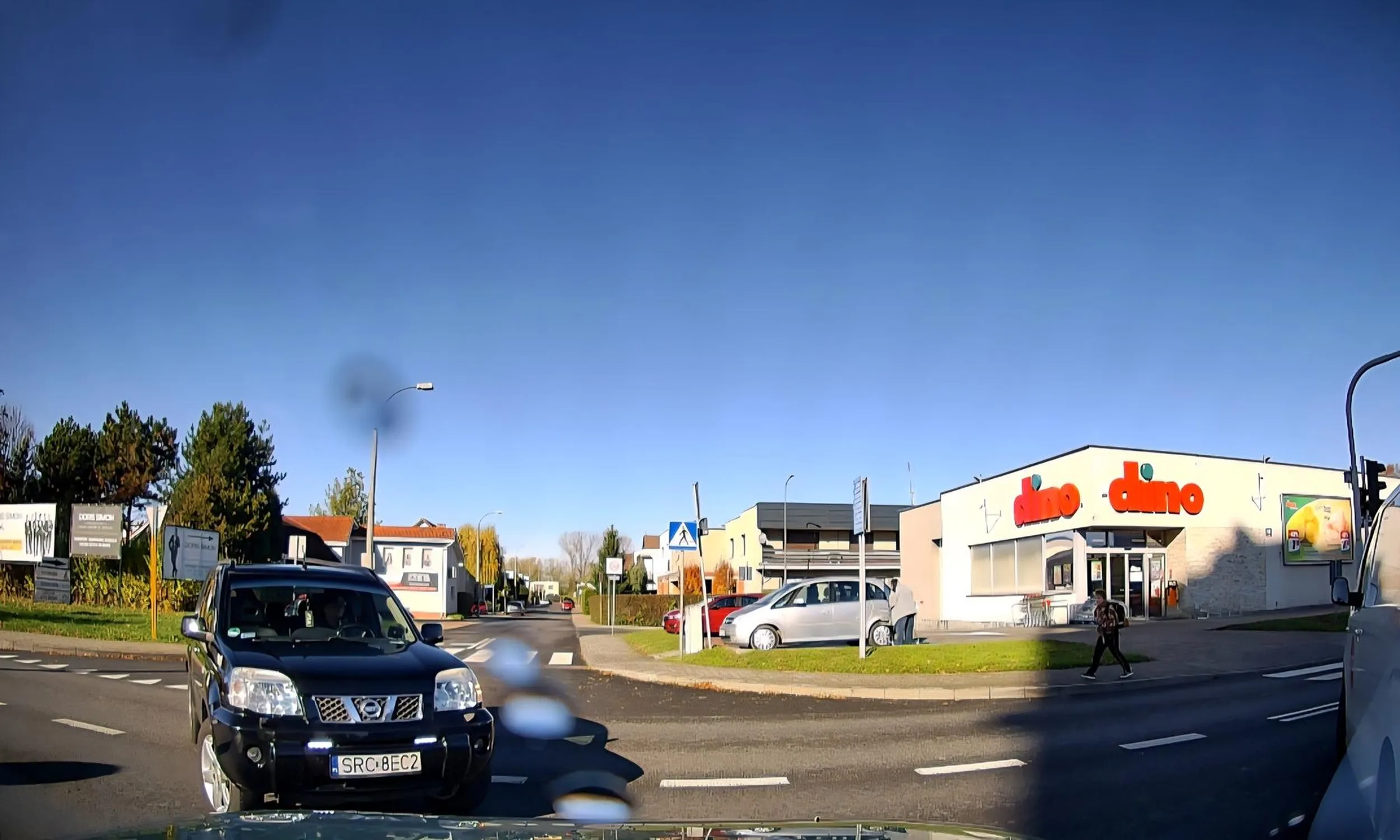 Nie ma to jak wjechać na skrzyżowanie przy czerwonym świetle i je zablokować. Samochody z naprzeciwka nie mogły przejechać prosto czy też  skręcić  w lewo.