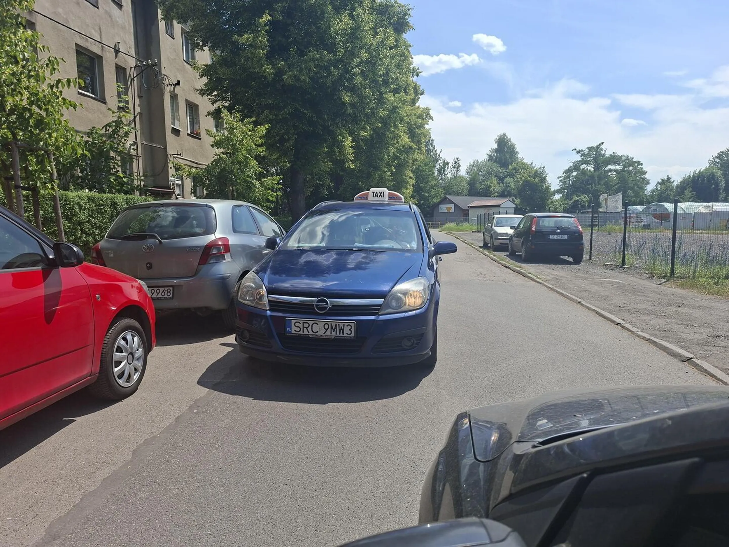 Taxi zle zareagował i pokazał mi na fuck you oraz nie zaparkował tam bliższej miejsca miał to nie wpuścił mnie