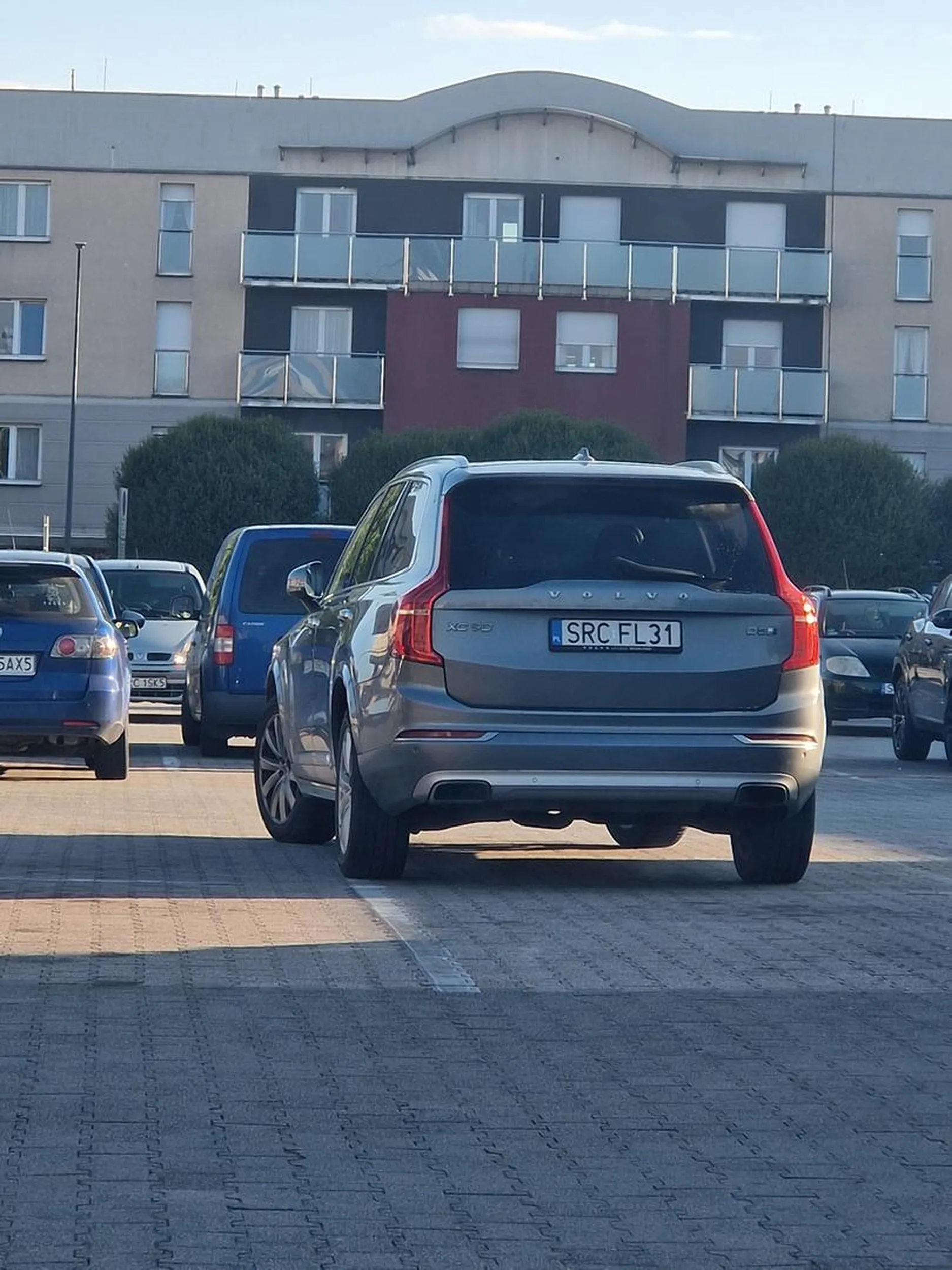 Naucz sie parkować dzido. Obok Ciebie wolne miejsca a Ty i tak nie umiesz trafić w swoje