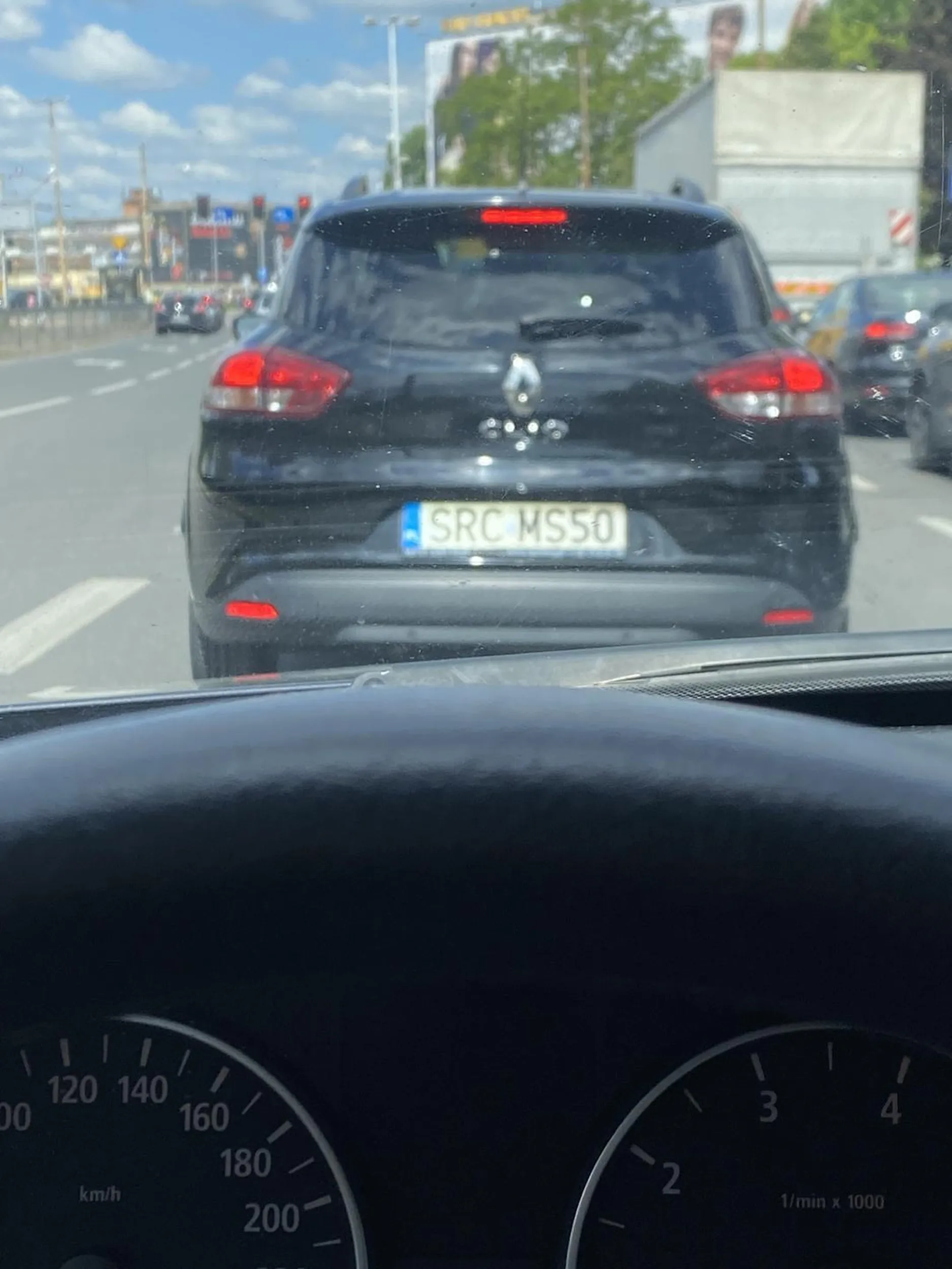 Albo zapomniałeś albo jesteś głupi więc przypomnę, lewy pas do wyprzedzania albo skrętu w lewo. toczysz się jakbyś miał klapki na oczach i nie wiedział jak wrzucić bieg. nie blokuj aut, bo niektórzy nie mają tyle czasu na wkurwianie co ty.