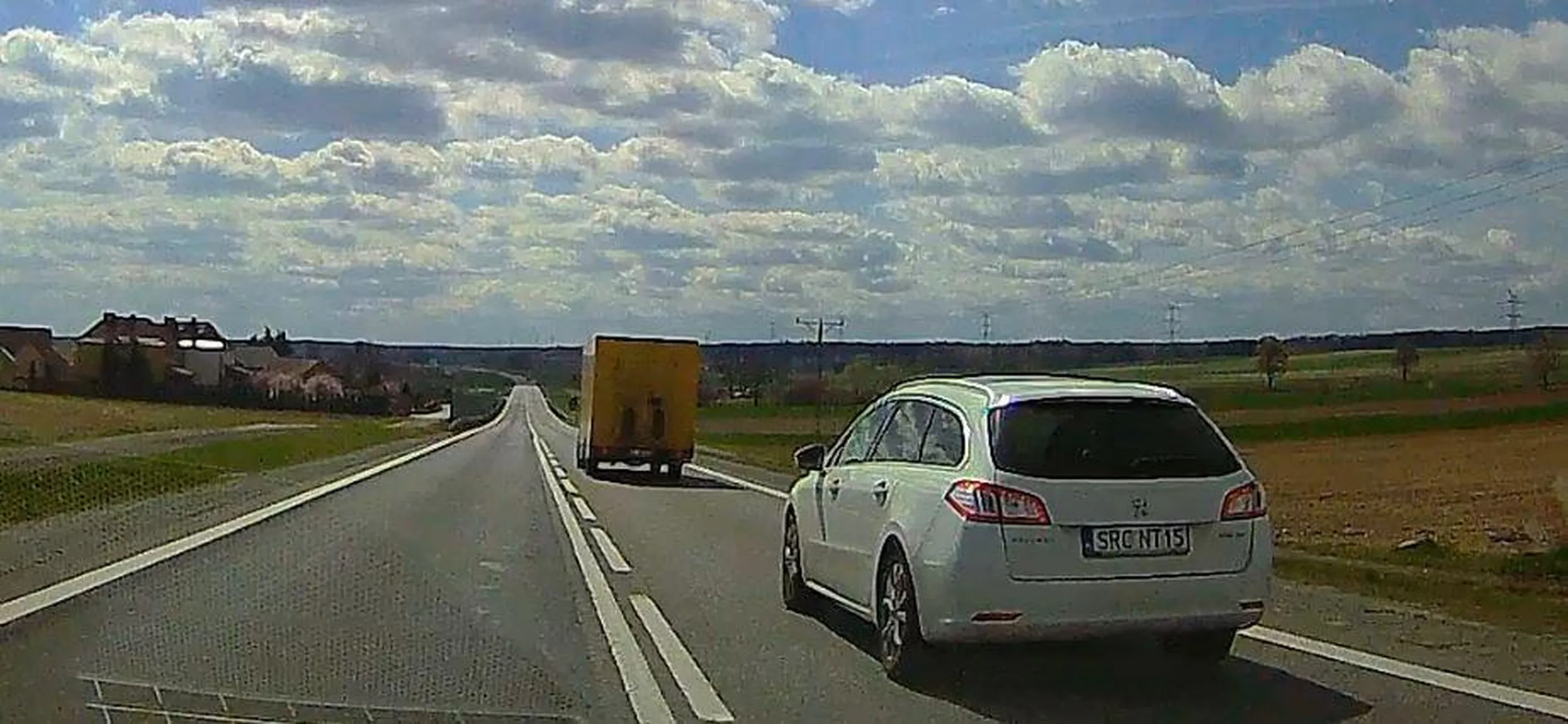 Wspaniałe wyprzedzanie na skrzyżowaniu.