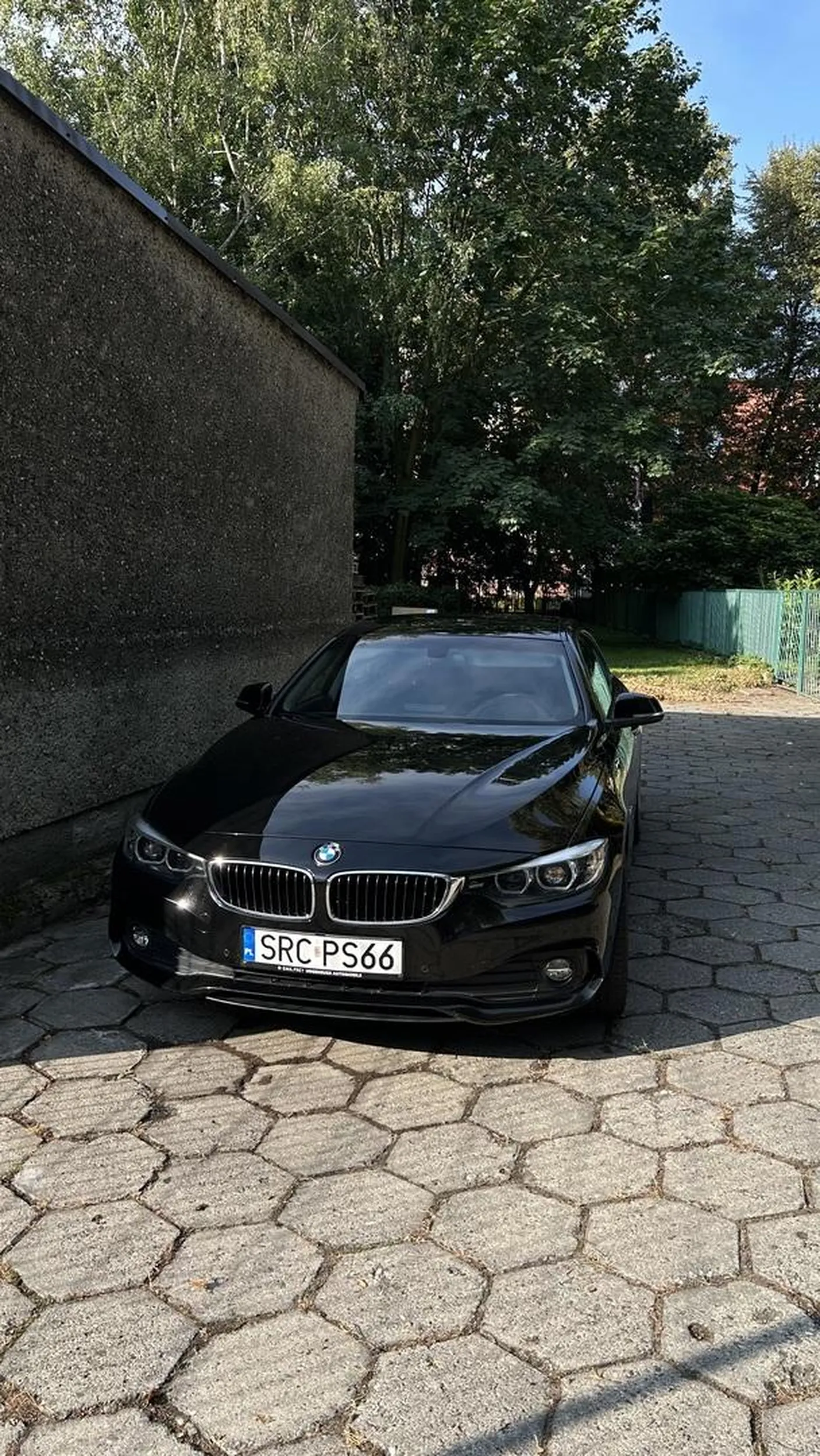 Kierowca czarnego bmw potrącił babcię na pasach gdzie było ograniczenie do 20 jechał 90 otworzył szybę i napluł tej babci na czoło i krzyknął że tak się nie chodzi stara p1sd0 przygazowal i wjechał w słup. Uciekł z miejsca wypadku