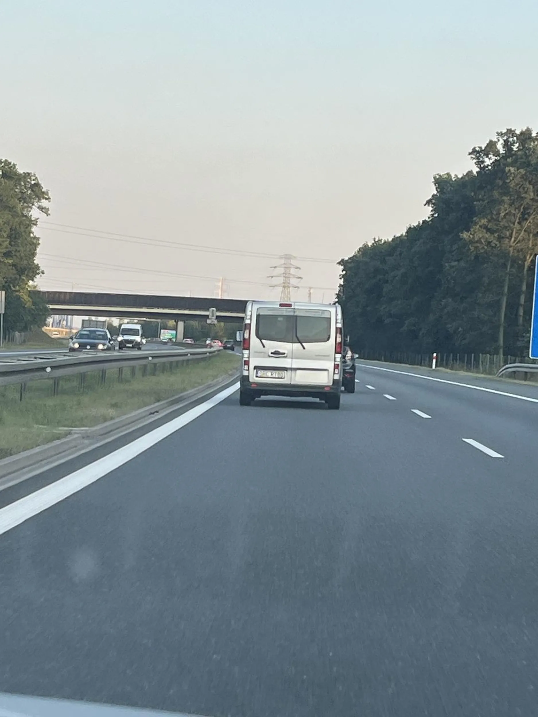 Wiem, że auto z wypożyczalni więc może nim jechać ktokolwiek, ale za taką kulturę jazdy można by było nagrać cały dokument pt. „Z kamerą wśród zwierząt”. Jazda na zderzaku, wyprzedzanie na kolizje w ostatnim momencie, ostentacyjne hamowanie stwarzające niebezpieczeństwo. Pan Janusz prowadzący ten pojazd w dniu 14.08.2025 powinien ewidentnie przenieść się na jazdę rowerem do tyłu w swoim własnym garażu.