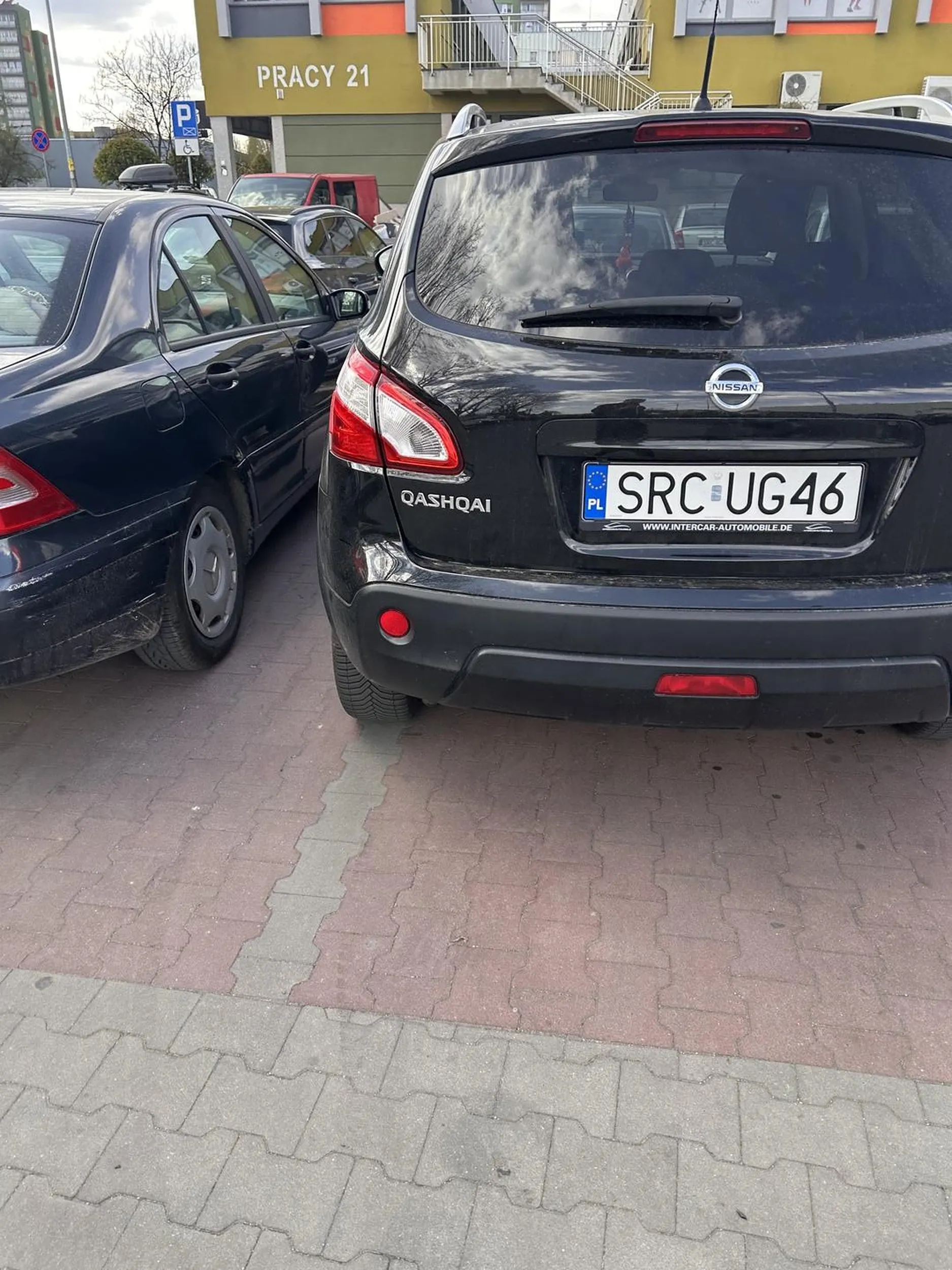 Na następny raz jak mi przywalisz drzwiami to będę dzwonić na psy. P.s naucz się parkować.