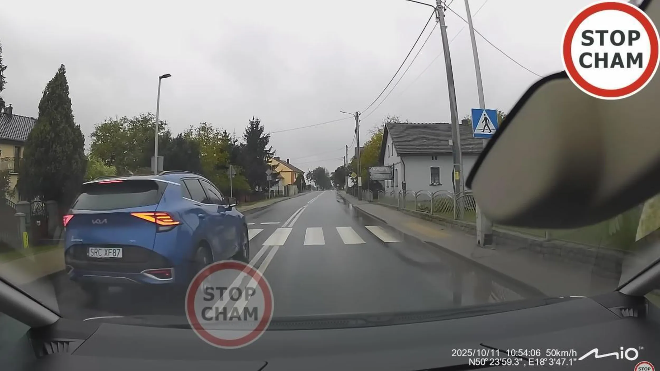 Wyprzedza na podwójnej ciągłej i na pasach