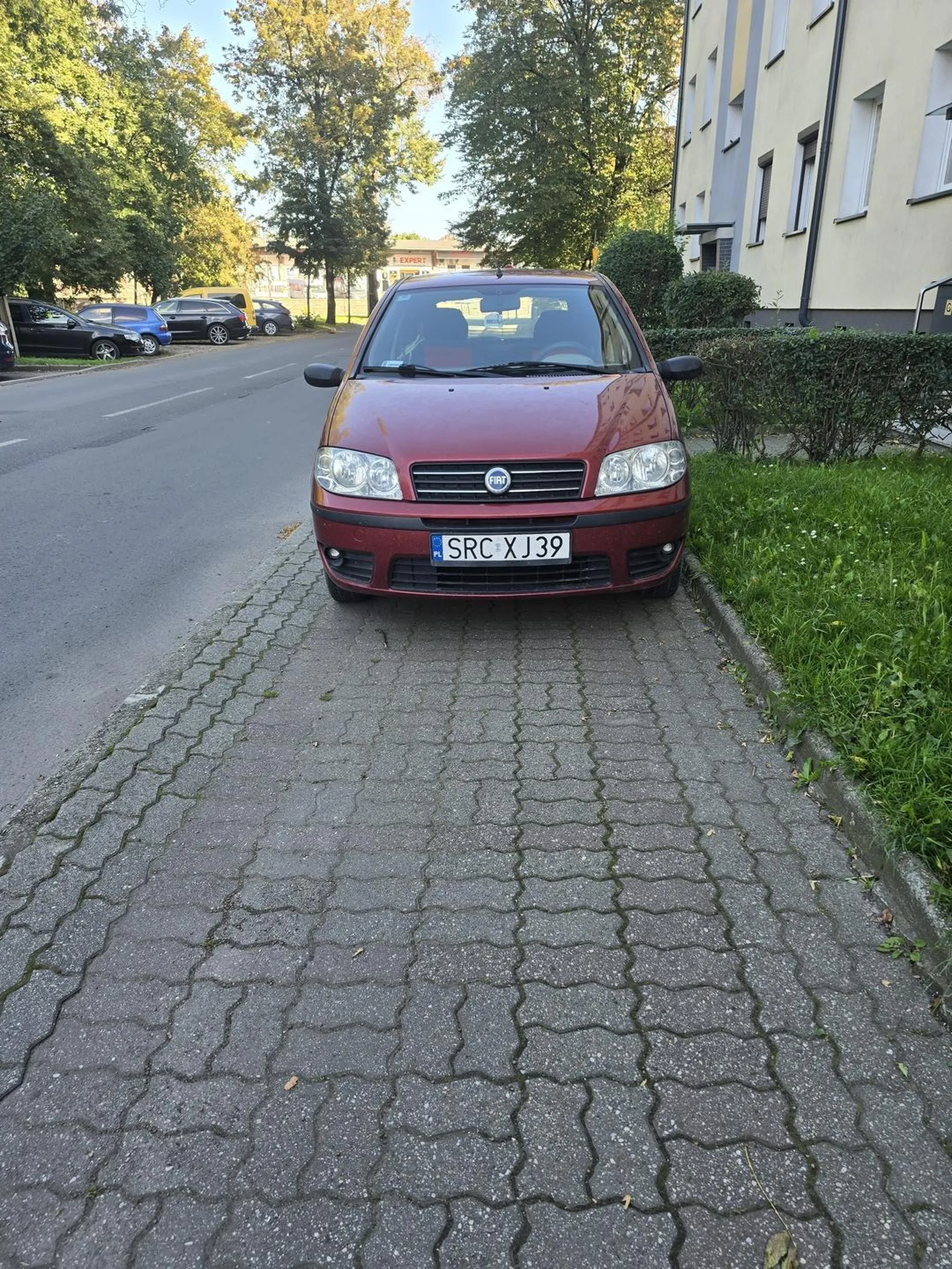 Zaparokwać pod samą klatką klasa. Co z tego że po drugiej stronie drogi jest odrazu parking. Lepiej tak stać od 7 rano do wieczora i tak cały tydzień.