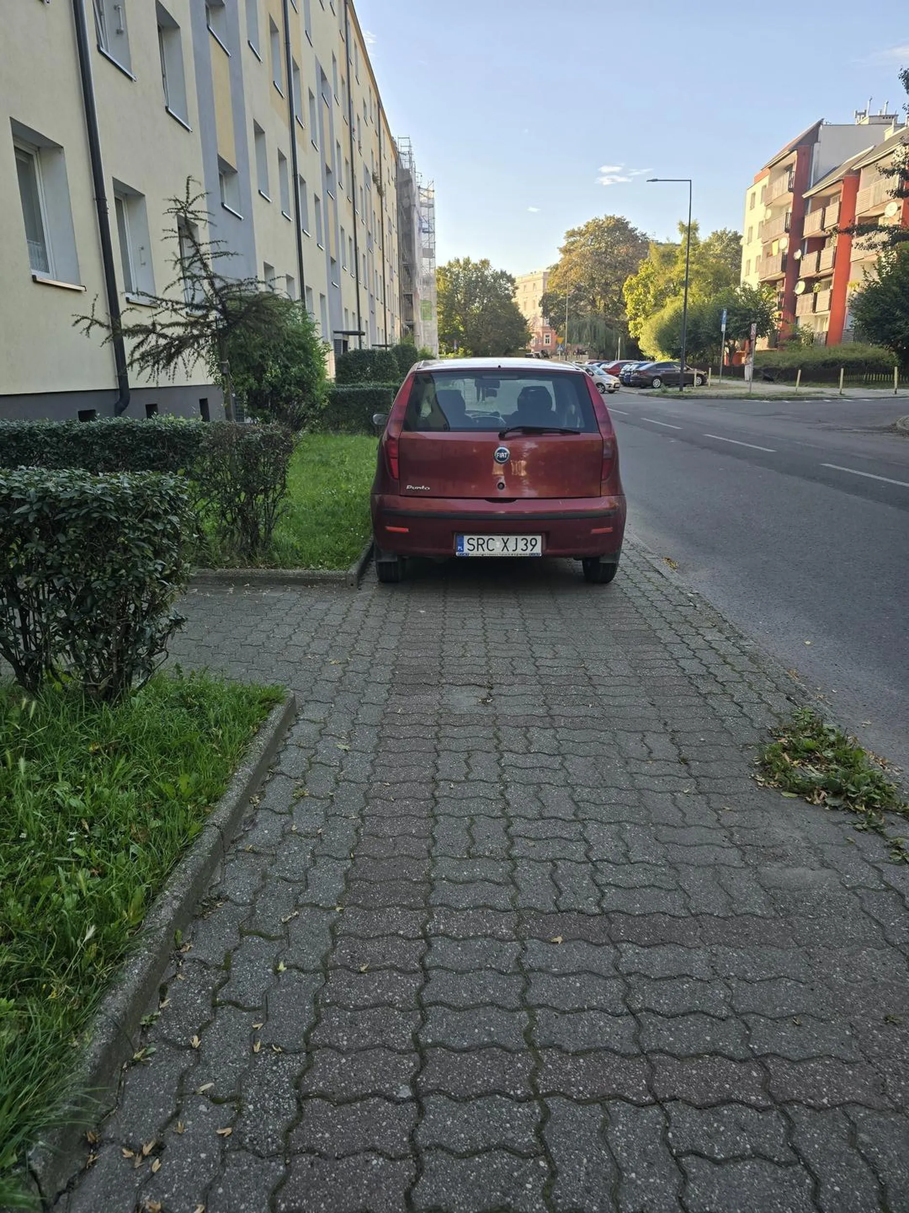 Zaparokwać pod samą klatką klasa. Co z tego że po drugiej stronie drogi jest odrazu parking. Lepiej tak stać od 7 rano do wieczora i tak cały tydzień.