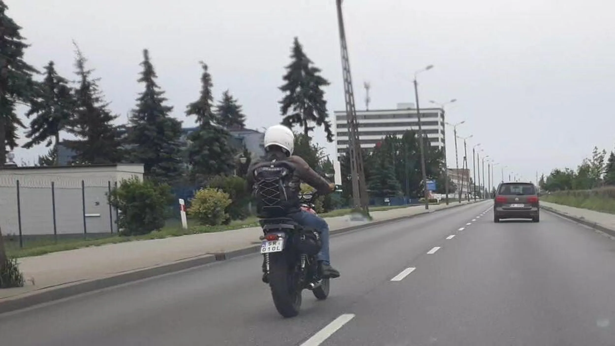 Jego to ograniczenie prędkości w obszarze zabudowanym to nie obowiązuje, typowy dawca.