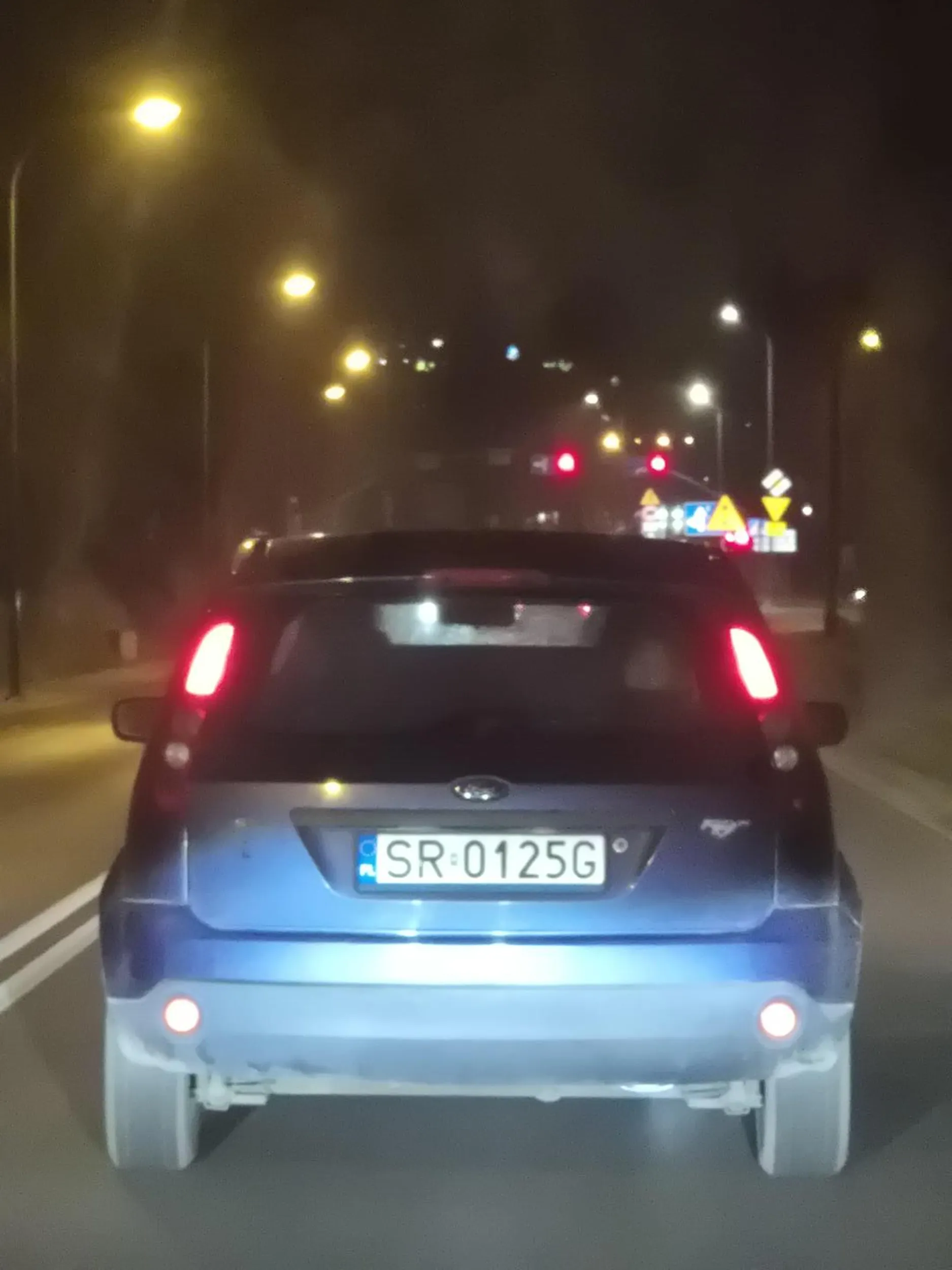 Lusterka to chyba tylko na ozdobę. Wyjeżdża nie patrząc na nic, prawie potrącił rowerzystę i uderzył w nasze auto. Kolega to chyba prawo jazdy wyciągnął z paczki laysów.