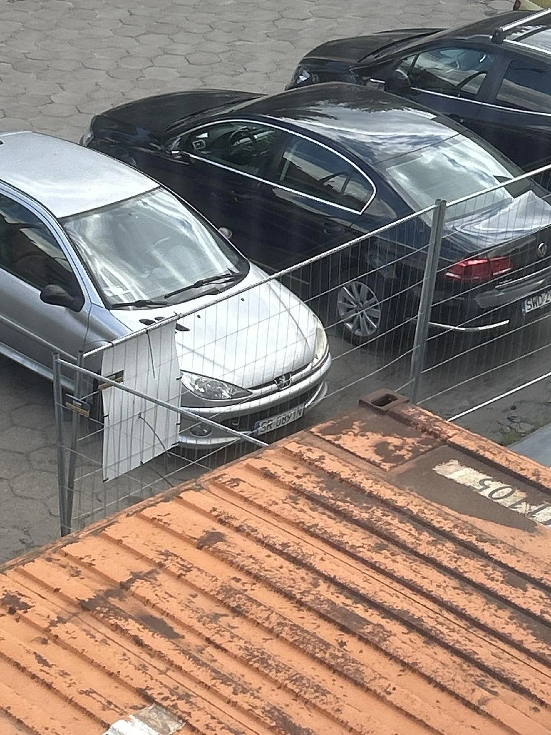 nie wiem kto dał tej osobie prawo jazdy, chyba wygrała w czipsach, stoi na zakazie i wyprzedza rowerzystów 20cm od nich