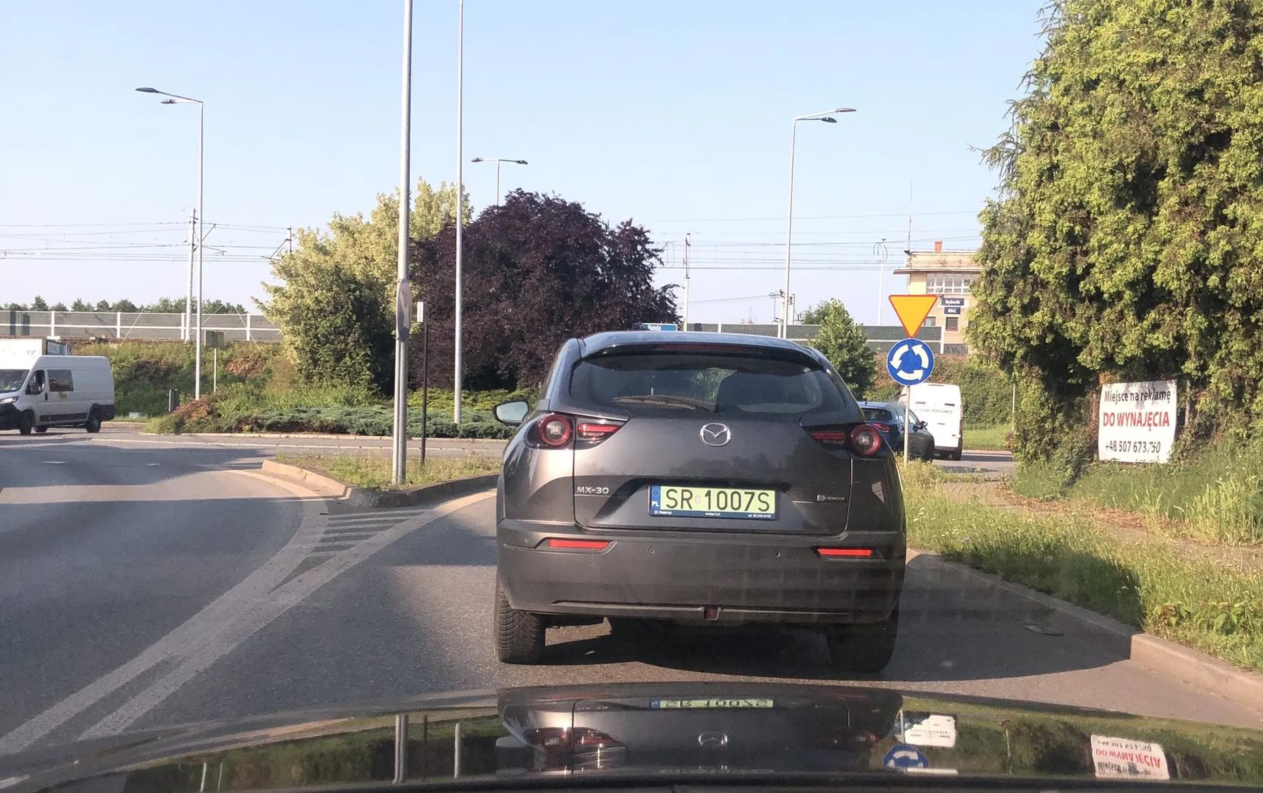 Kobieta której lusterka są obce, włączenie się do ruchu w sposób, wyjadę to będę już w ruchu…