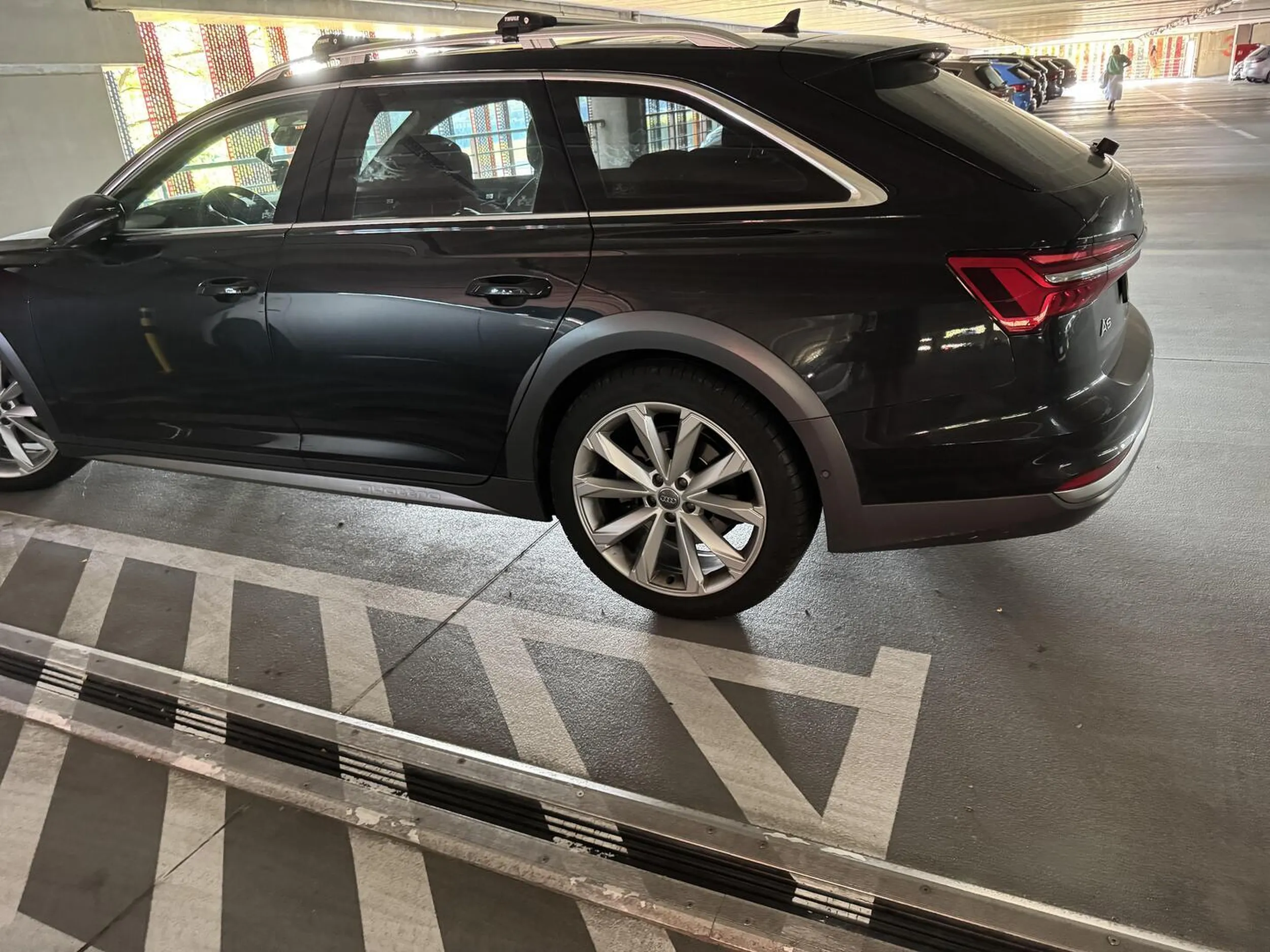 Naucz się parkować albo skróć to auto trochę.