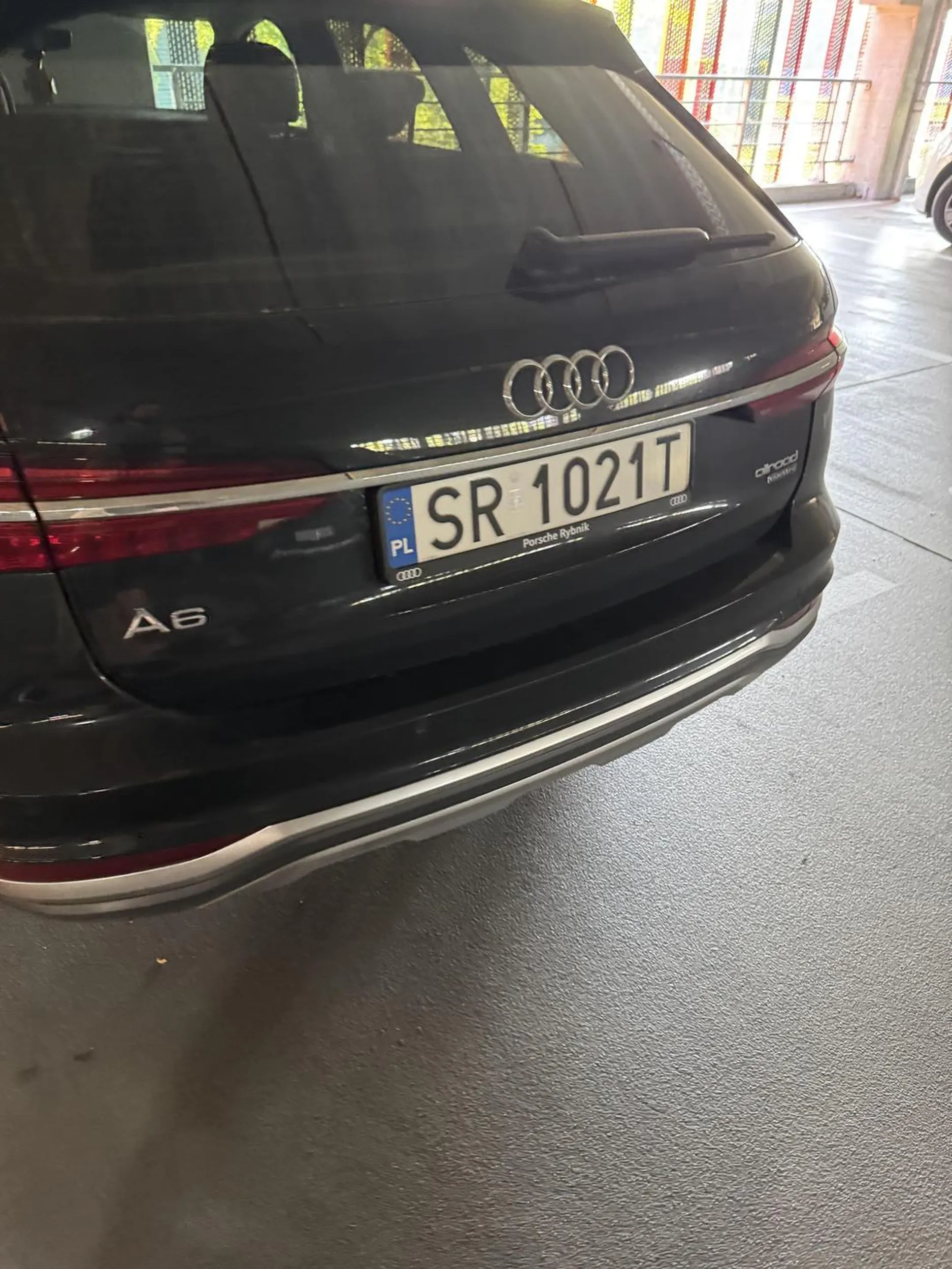 Naucz się parkować albo skróć to auto trochę.