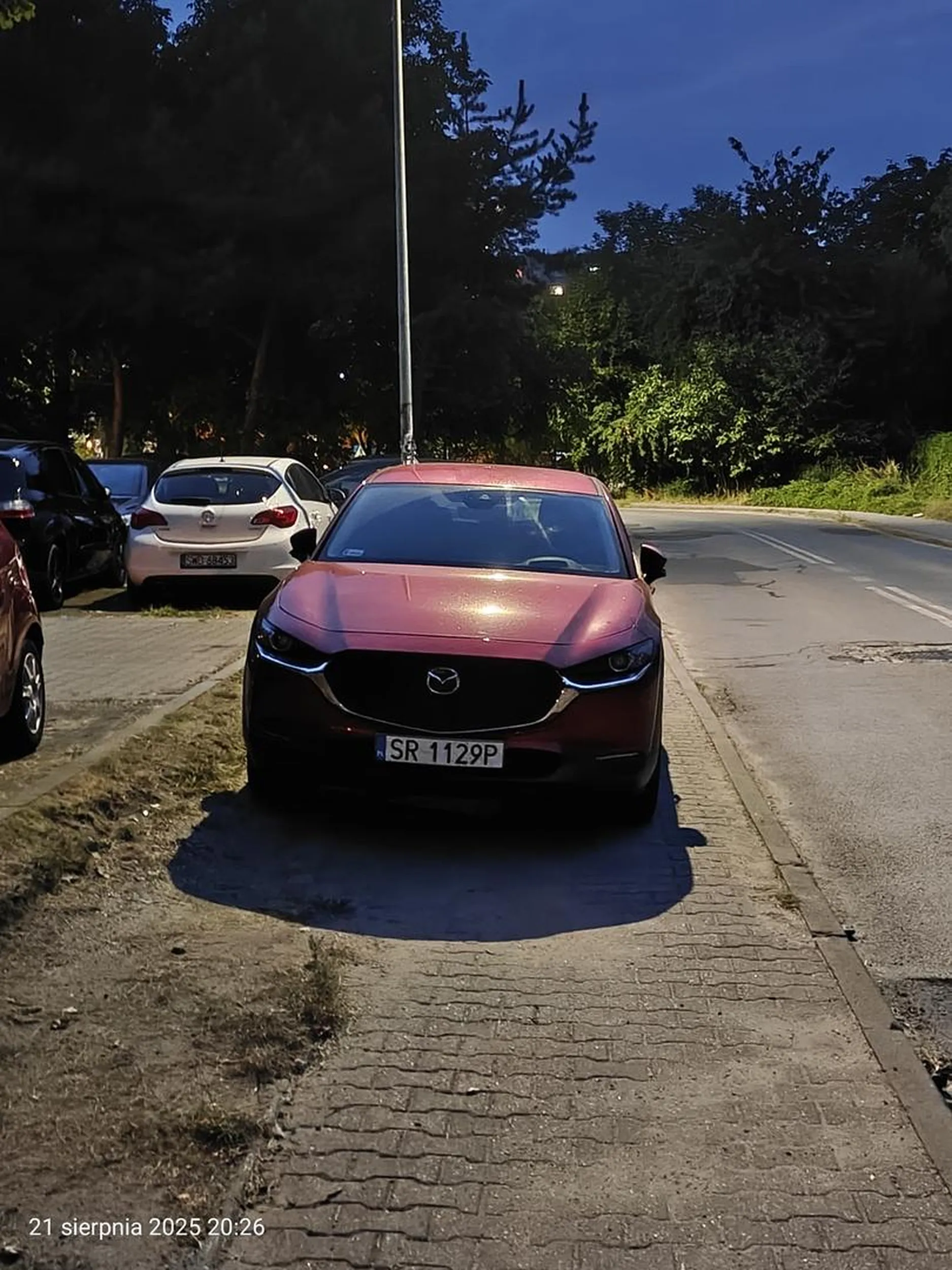 Ktoś Ci kiedyś porysuje tego złoma przechodząc chodnikiem :)