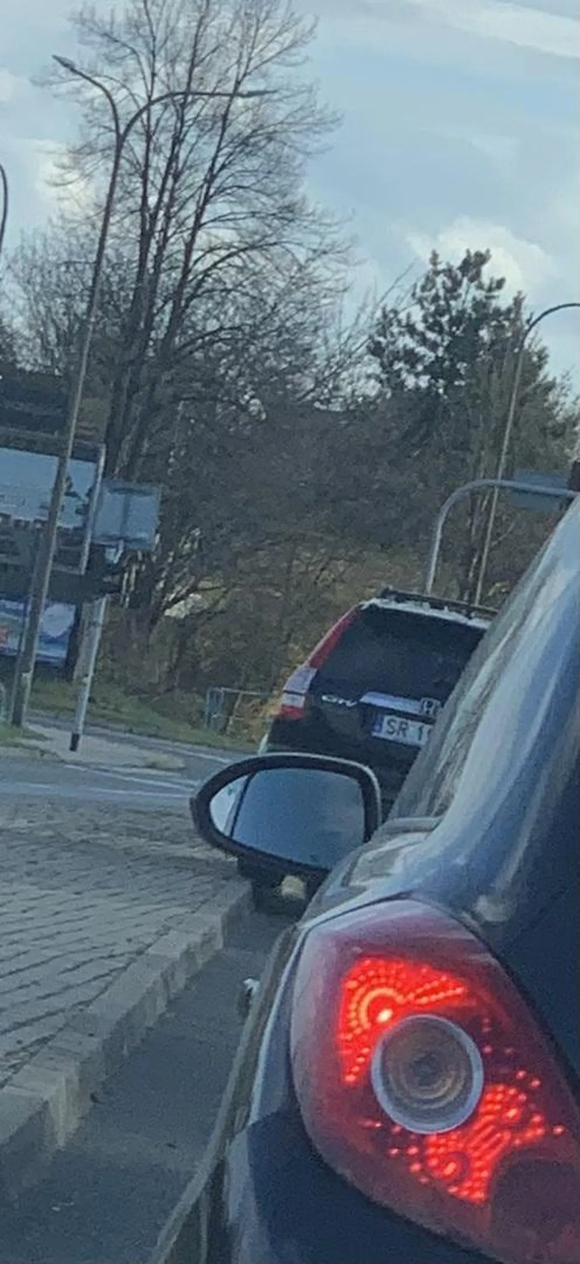 Nie szkoda opon? (Skrócił sobie drogę przez wjazd na wyspę)