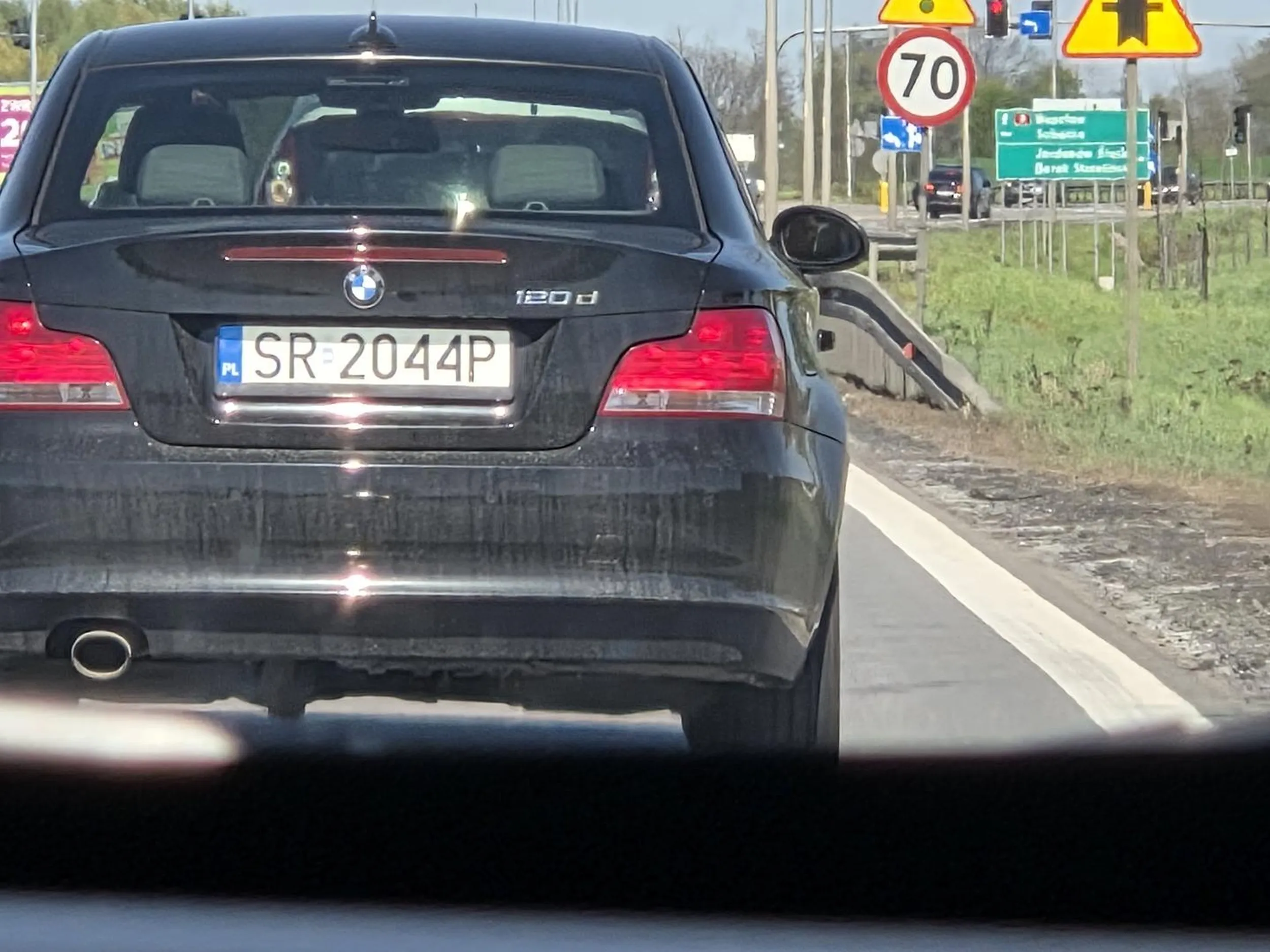 Droga Łagiewniki - Wrocław. Stwarza zagrożenie na drodze. Wyprzedzał i źle obliczył miejsce po czym wepchnął sie tuż przed maskę,  przez co musiałam bardzo gwałtownie zahamować aby nie wypaść z drogi.