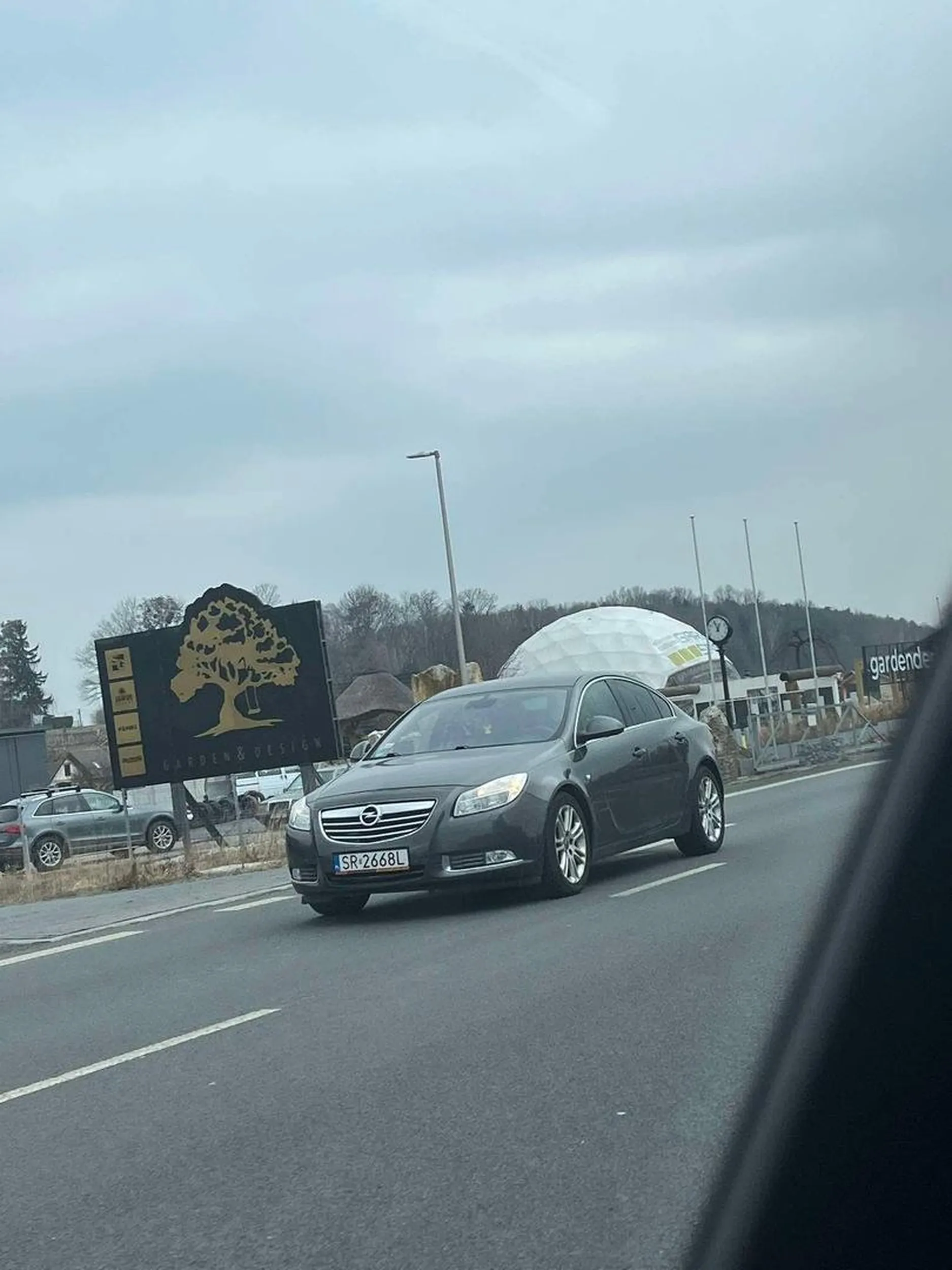 W trakcie zmiany pasa ruchu kierowczyni pojazdu zbliżającego się do mojego auta prawie się we mnie wjeba.ła i doprowadziłaby do kolizji, gdyby nie moja reakcja. Księżniczko na przyszłość patrz jak zmieniasz pas!!!