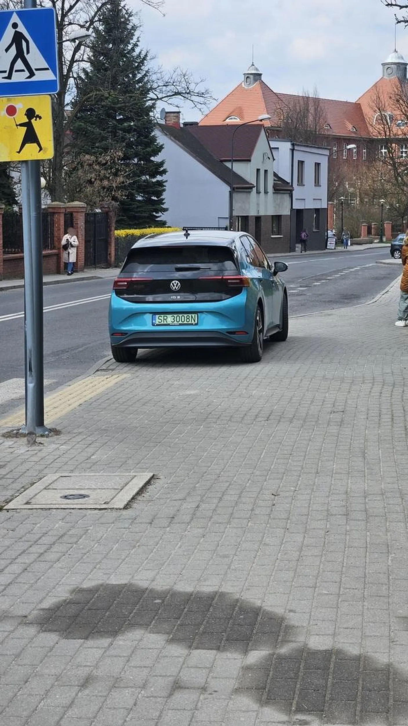 Stanął za przejściem na pieszych koło szkoły podstawowej i zadowolony. Auta hamują bo nie widzą, czy ktoś wchodzi na pasy a dziadek bez wyobraźni nic se z tego nie robi. Pamiętaj, że dzieckq z klas 1 - 4 prawdopodobnie nie będzie widać zza twojego samochodu... Stał tam co najmniej 10 minut. Pragnę przypomnieć, że w promieniu 200 metrów masz nie jeden, nie dwa a aż trzy (3)! parkingi z czego jeden ze szkoły, drugi miejski darmowy co najmniej 15 minut i trzeci darmowy co najmniej 1,5h. Szkoda słów, naprawdę.