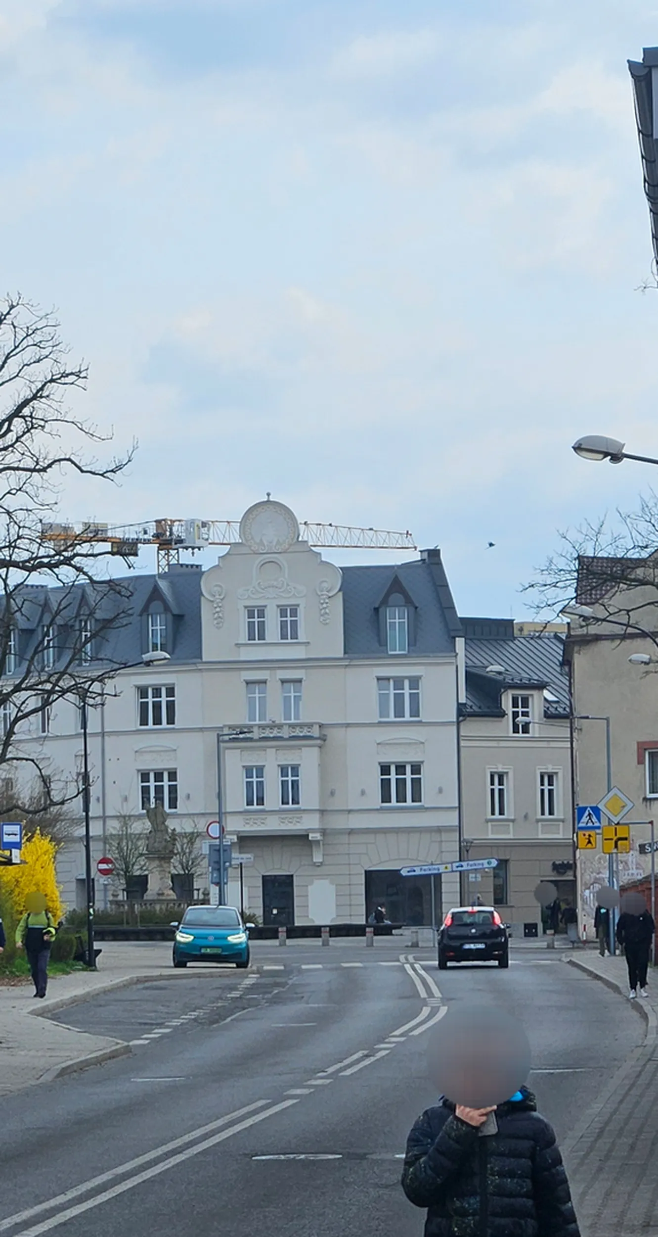 Stanął za przejściem na pieszych koło szkoły podstawowej i zadowolony. Auta hamują bo nie widzą, czy ktoś wchodzi na pasy a dziadek bez wyobraźni nic se z tego nie robi. Pamiętaj, że dzieckq z klas 1 - 4 prawdopodobnie nie będzie widać zza twojego samochodu... Stał tam co najmniej 10 minut. Pragnę przypomnieć, że w promieniu 200 metrów masz nie jeden, nie dwa a aż trzy (3)! parkingi z czego jeden ze szkoły, drugi miejski darmowy co najmniej 15 minut i trzeci darmowy co najmniej 1,5h. Szkoda słów, naprawdę.