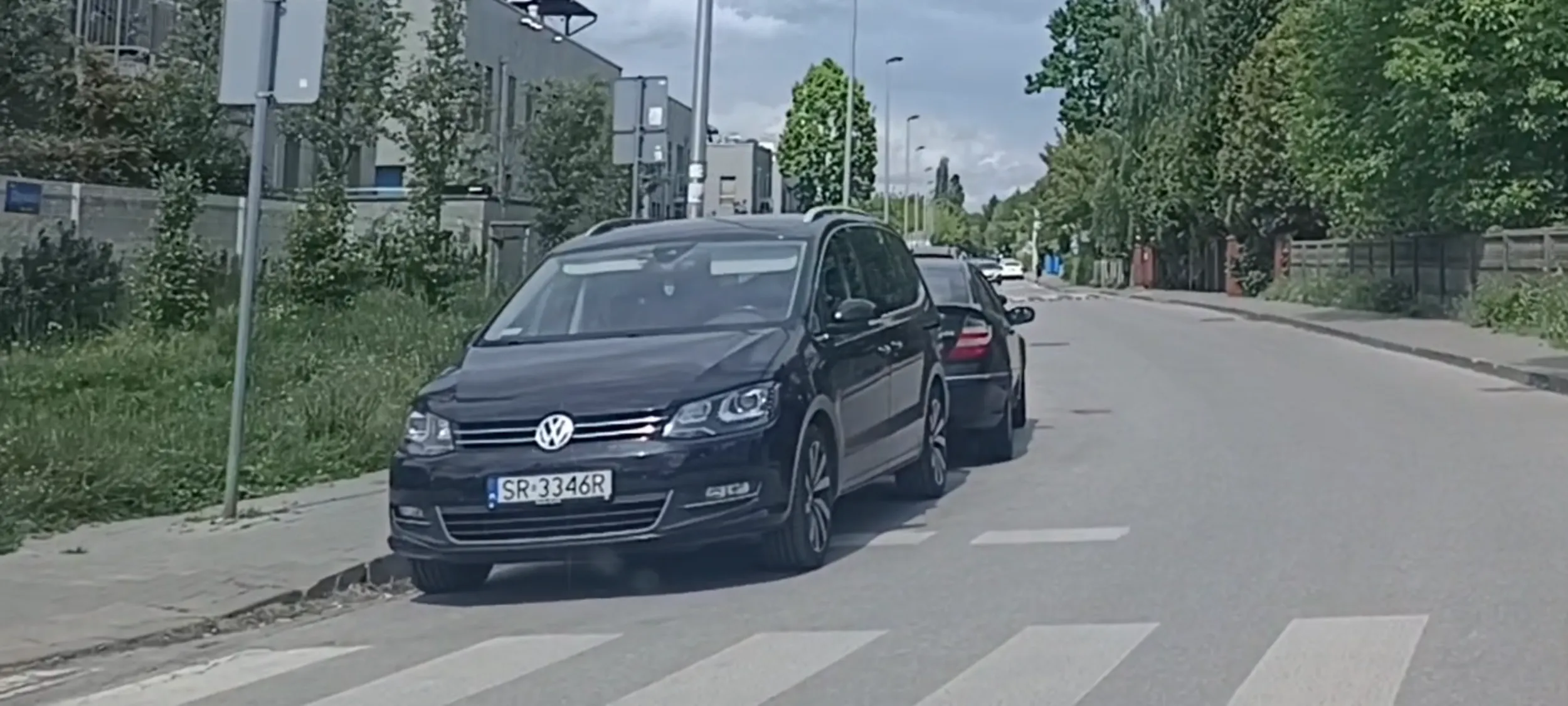 Patologia zaparkowała na ulicy przy samym przejściu dla pieszych