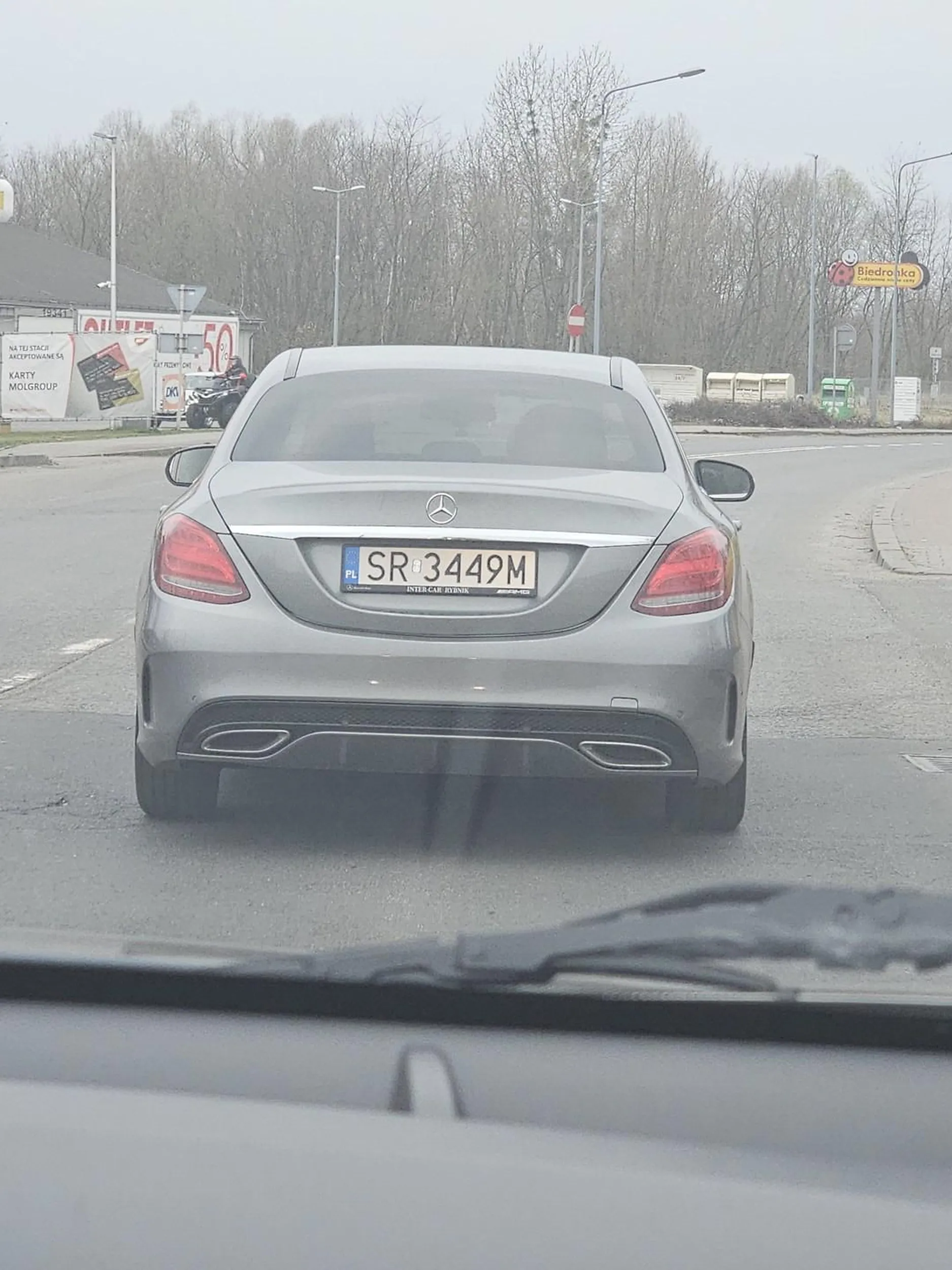 Niedzielny kierowca zwiedzający miasto w terenie zabudowanym jedzie 20 km/h. Nie pozdrawiam .