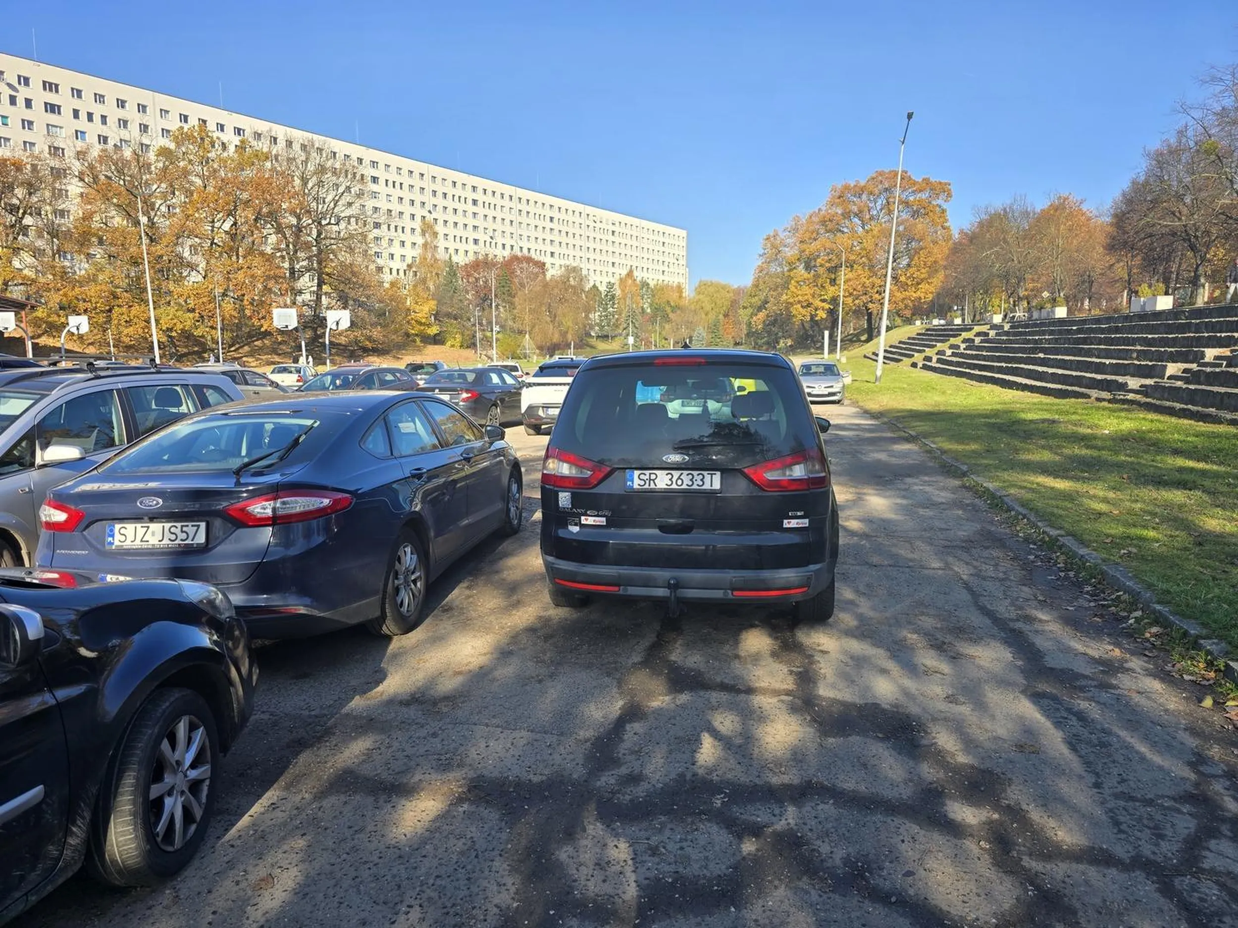 Umiejętności parkowania na najwyższym poziomie. Brak wyobraźni i zablokowane kilkanaście aut na parkingu