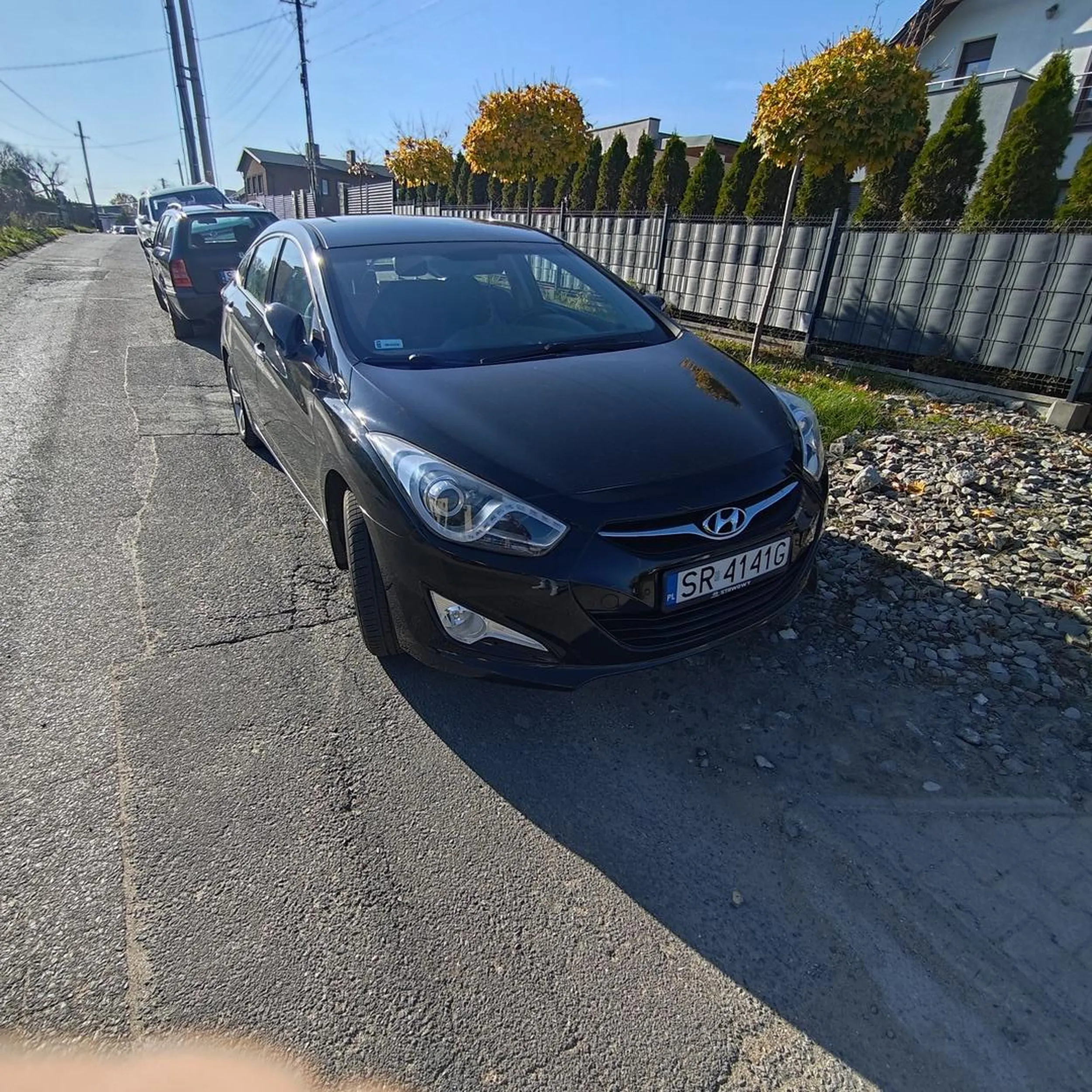 Parkuje blokując dojazd straszny pożarnej, wyjazd z posesji (naprzeciwko), rozjeżdżając pobocze i stojąc na wjeździe na osiedle. Ale 5zl na parkingu położonym 5 metrów dalej zaoszczędzone. Typowy Janusz.