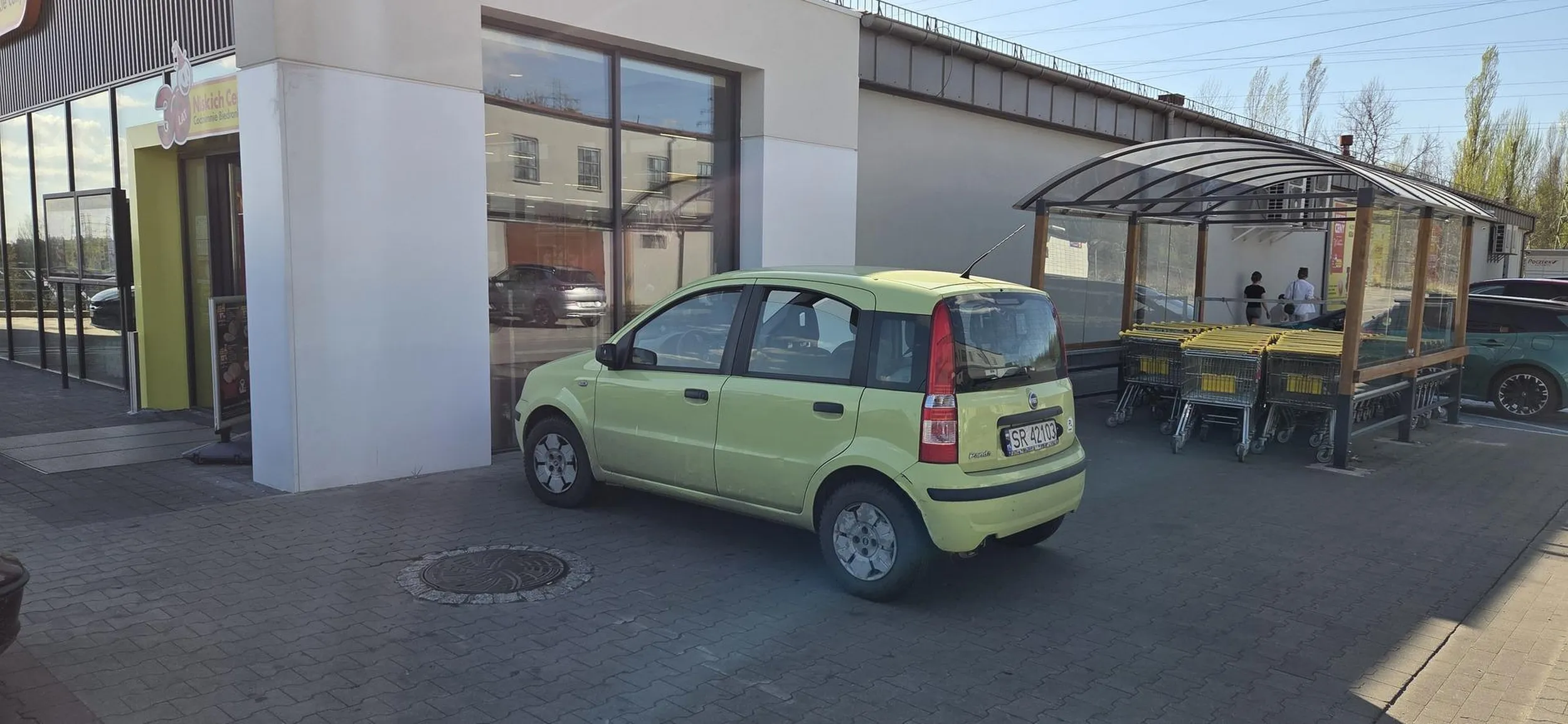 Gdyby nie było wózków "uprzejma Pani" parkowałaby pod wiatą