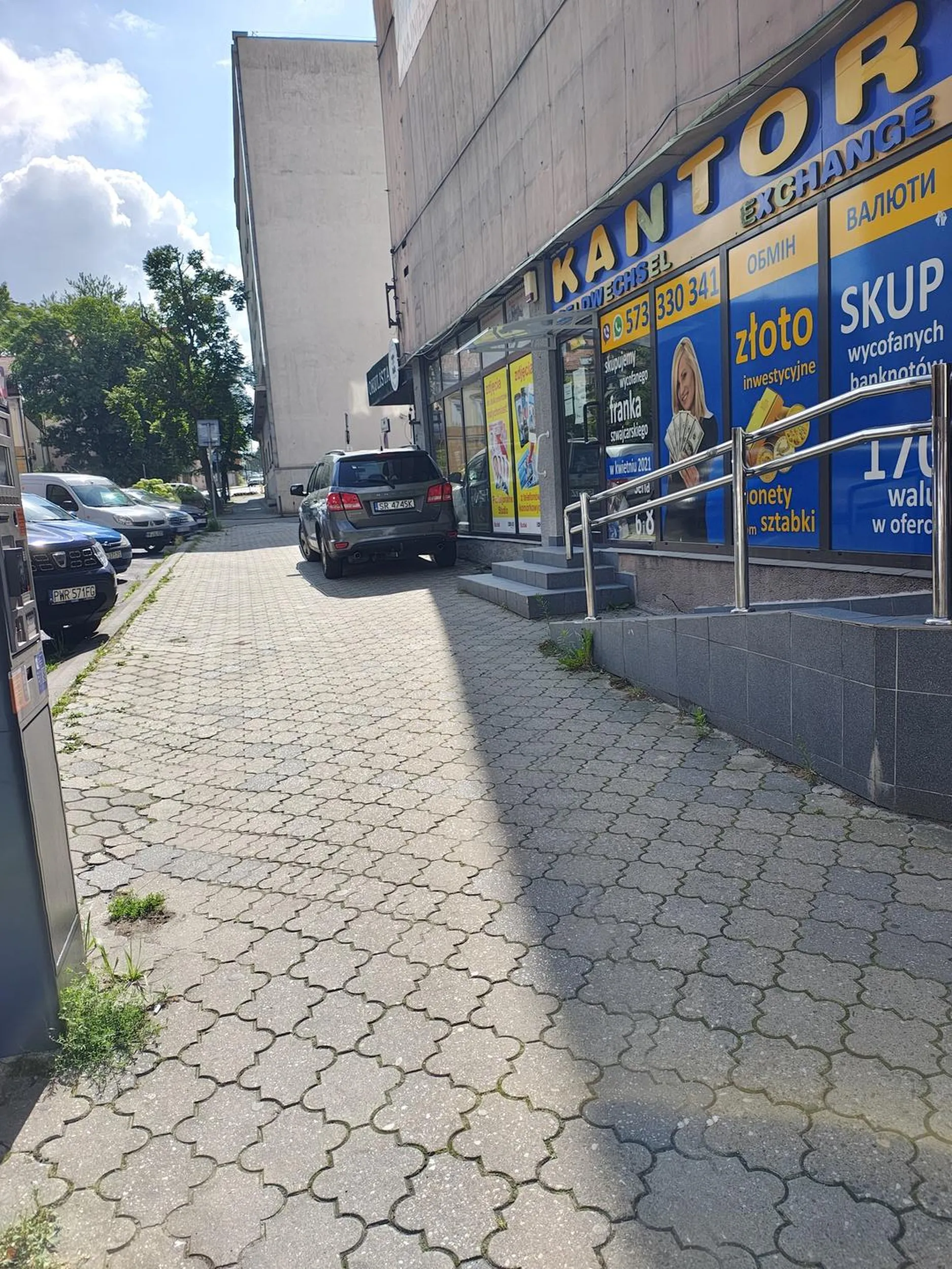 Jak zaparkować bezpłatnie obok płatnego parkingu? Nielegalnie