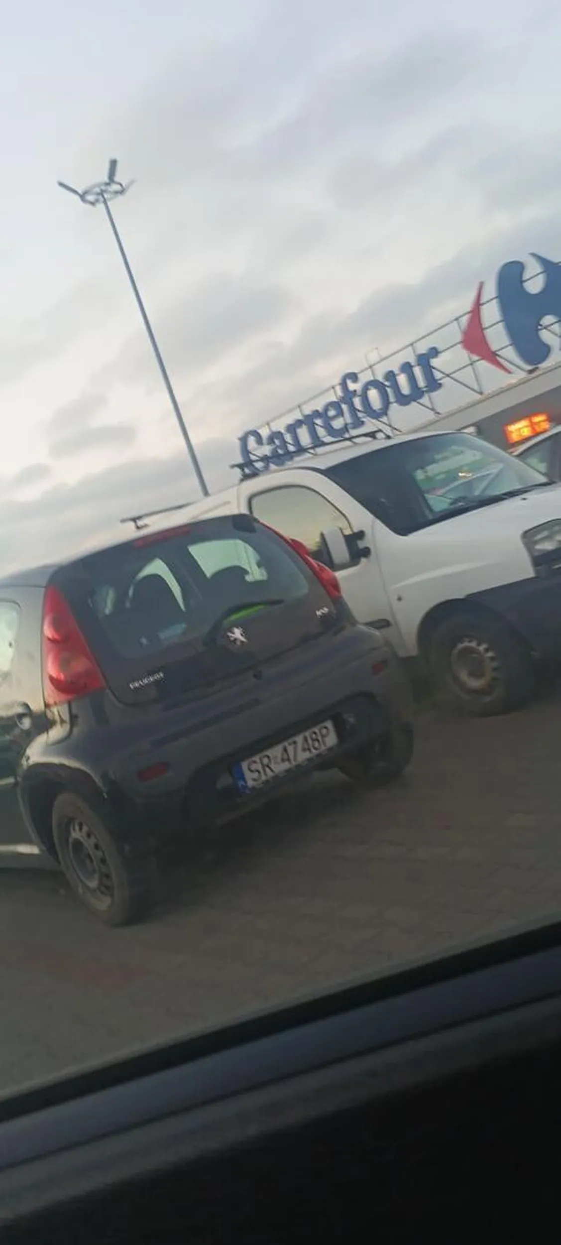 kobieta z nadwagą ma cały wolny parking i akurat zaparkuje obok twojego auta i przy wychodzeniu akurat odrze ci drzwi nie pozdrawiam pani mogło się skończyć interwencja