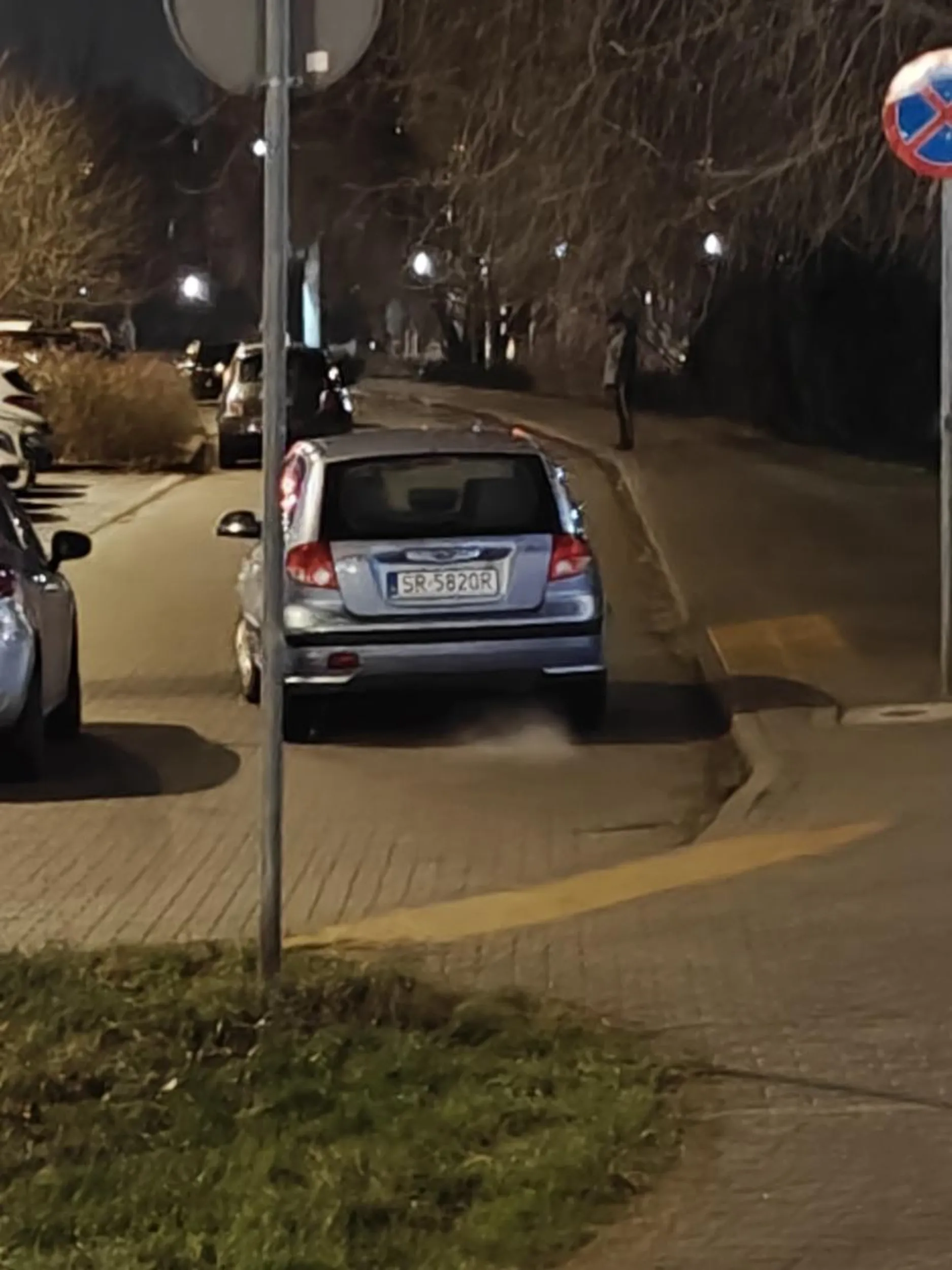 Dziad na moich oczach przejechał wzdłuż chodnikiem do parkingu.