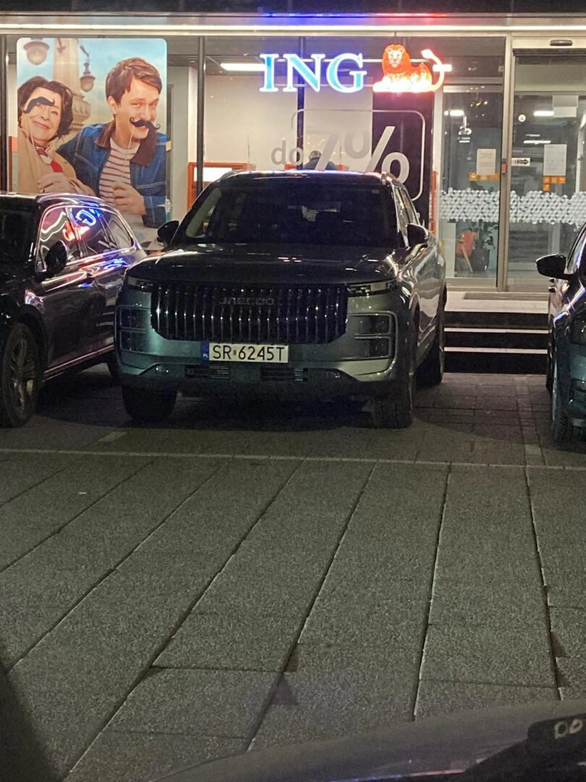 Dżentelmen tak długo manewrował ,żeby dobrze się ustawić i…. Byle on ma duuuuuuzo miejsca po swojej stronie ,od strony pasażera stoi na białej linii ,pasażerka nie umiała wyjść a chuda była no i kierowca samochodu obok też będzie mieć problem ,żeby wsiąść ,oby był chudy