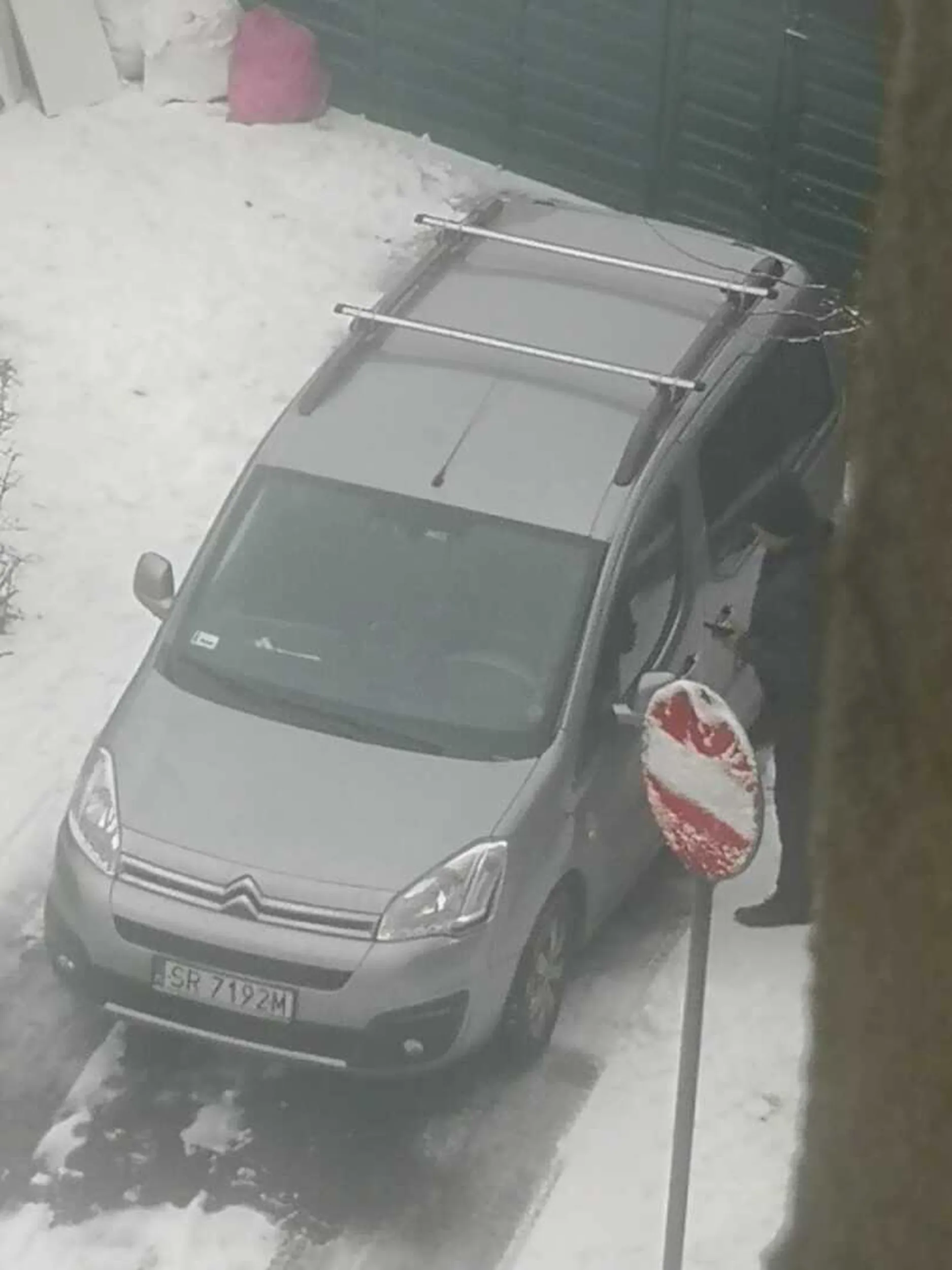 Gościu regularnie przyjeżdża i wywala swoje śmieci z prywatnego domku do zamkniętych śmietników spółdzielni mieszkaniowej. Nie wstyd Ci? Inni za to płacą.