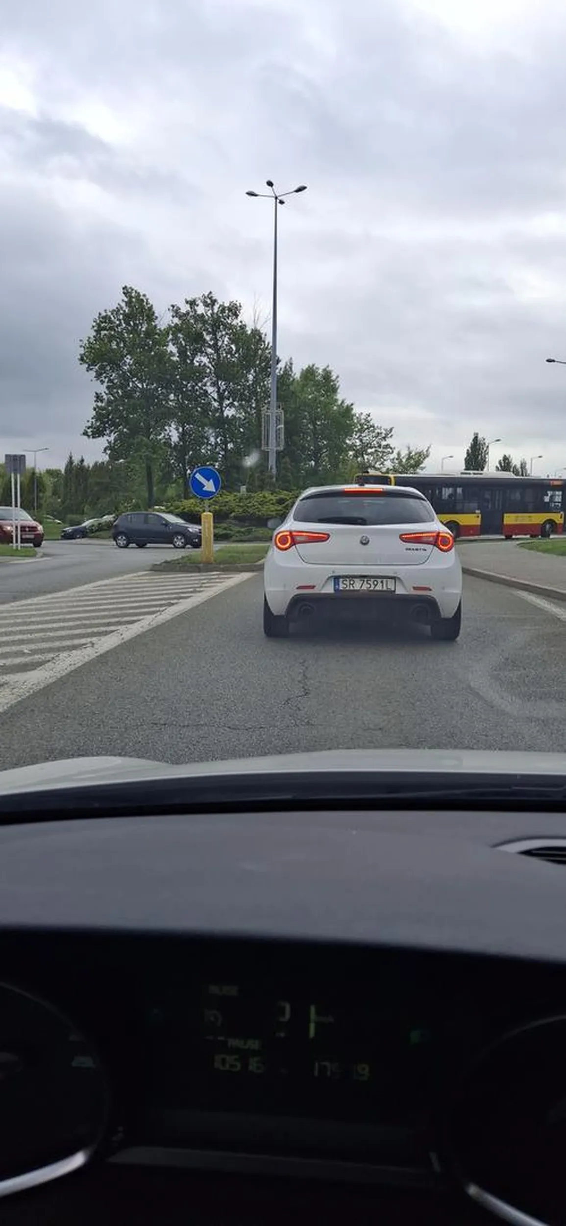 Uwaga na tą Panię nie dosyć że wymuś,a pierwszeństwa to oczywiście pozdrawia wiadomo jak