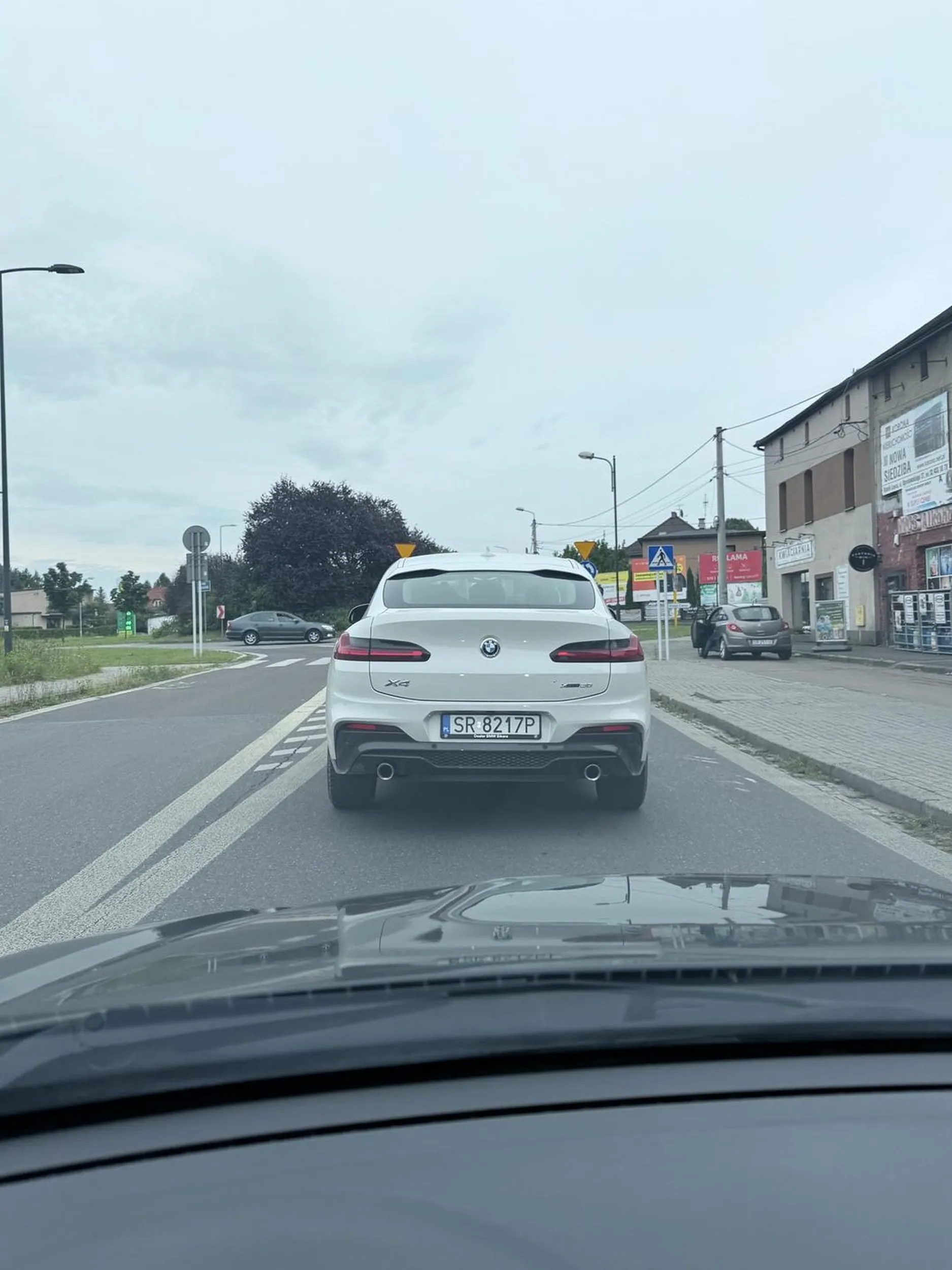 Wymuszenie pierwszeństwa, używanie telefonu i nie używanie kierunkowskazu. Brawo dla tej pani