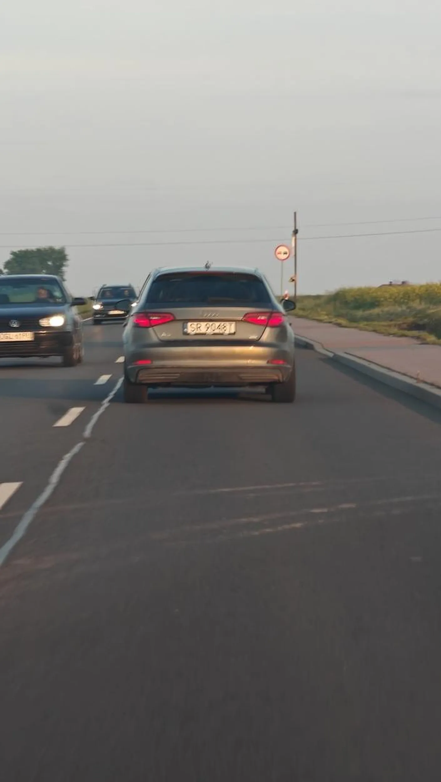 Wymuszenie pierwszeństwa, nieużywanie kierunkowskazów, wyprzedzanie na podwójnej ciągłej. Dlaczego zawsze kierowcy Audi są tacy problematyczni?