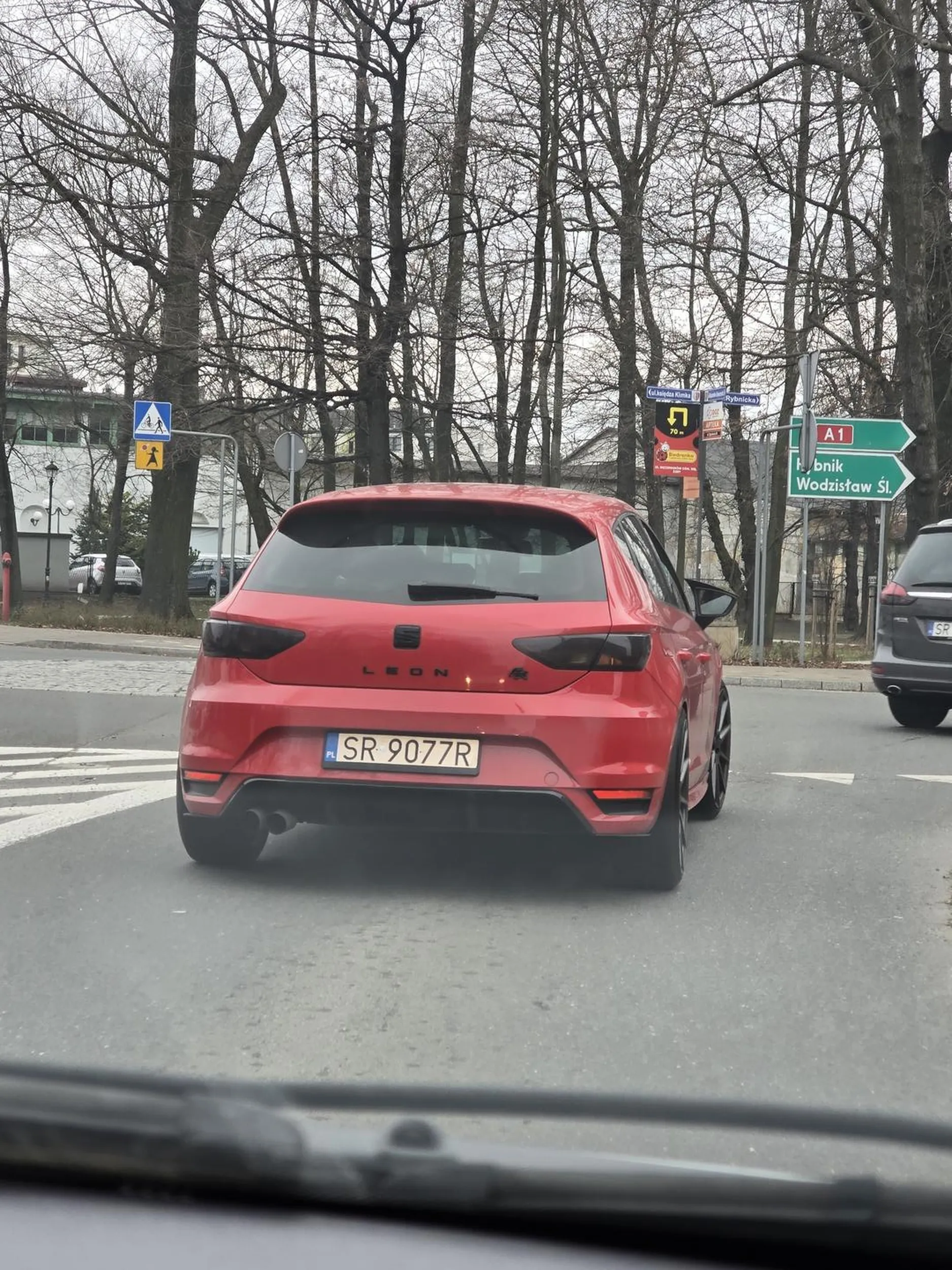 Kierowca super duper sportowego Seata Leona nie używa kierunkowskazów i okropnie żałośnie pierdzi mu wydech xd