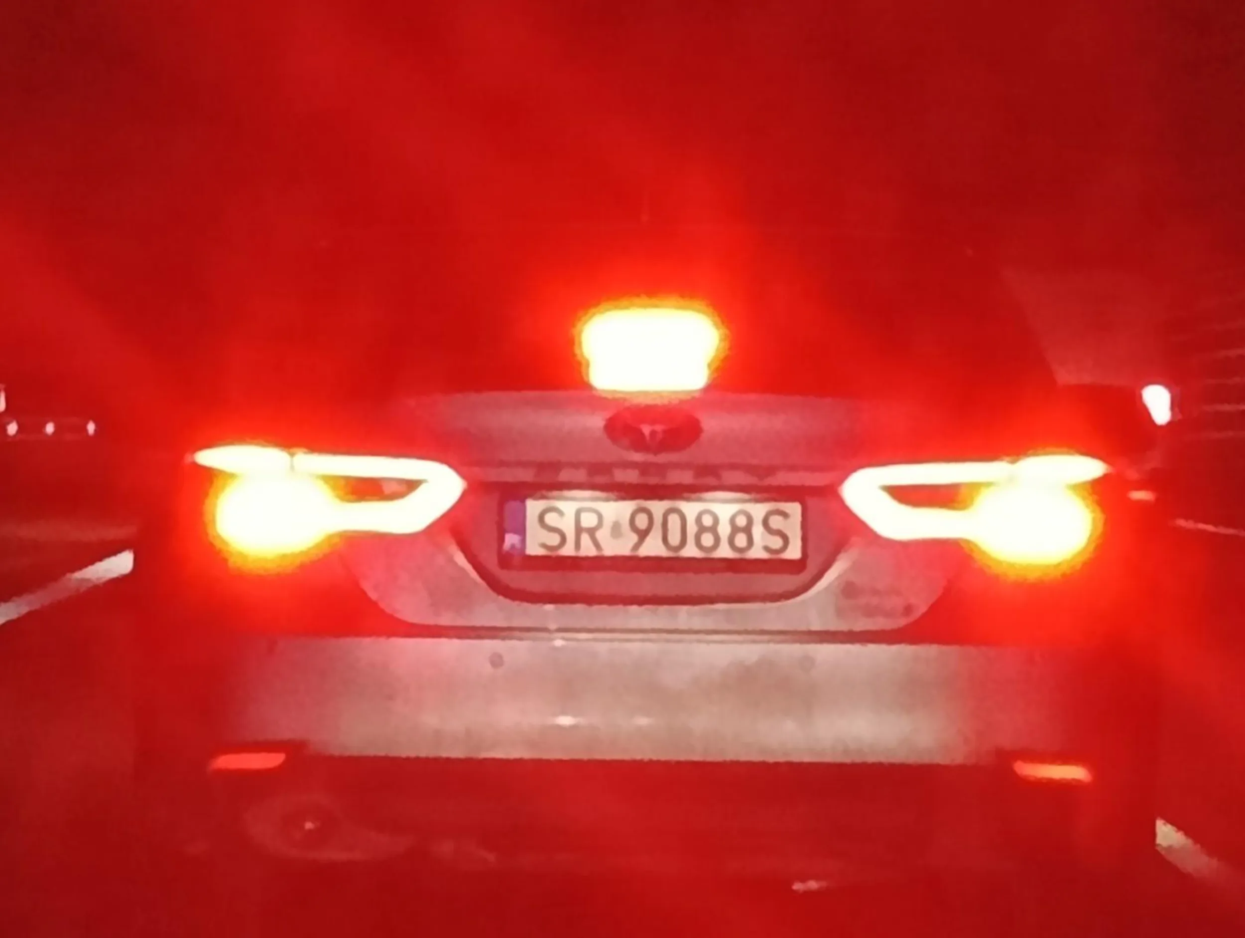 Naucz się człowieku jeździć po autostradach przyhamowujesz minimum 3 razy na minutę, po co głąbie?