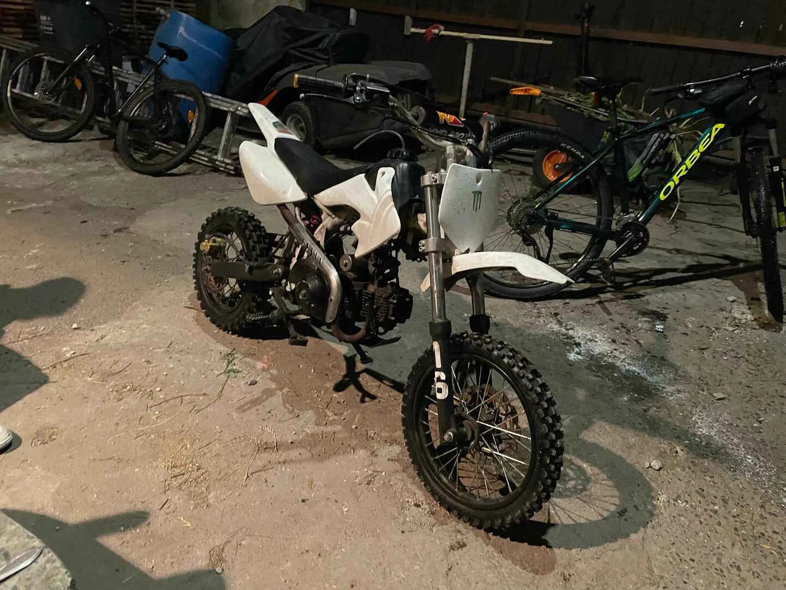 Naprawde skurwiel ze mna wygrał, bylismy na swiatłach gdy podjechał kierwoca niczym z mad maxa i mowi do mnie czy scigamy sie do kolejnych swiateł gdy ruszlismy kopnal mi w lusterko