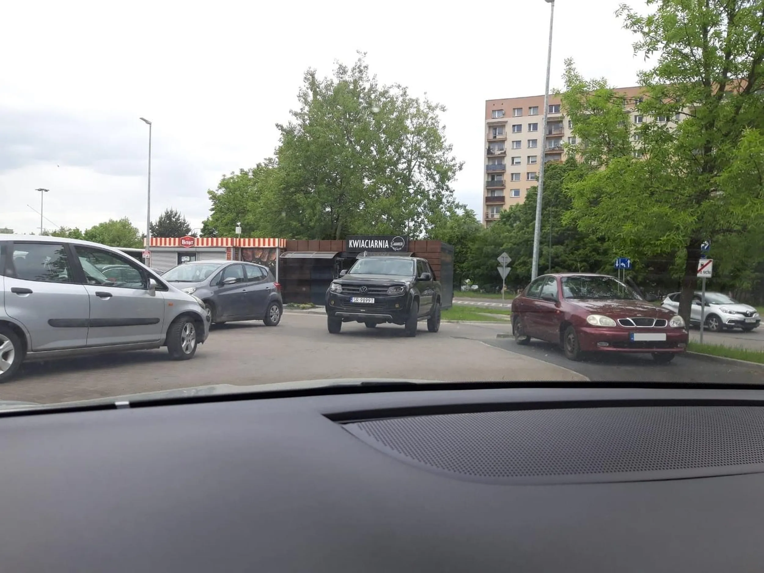 Koleś nie był w stanie ogarnąć kierunku ruchu na parkingu, więc gdy inni nie chcieli dla niego wycofać w głąb parkingu, zostawił samochód na wjeździe. Może trzeba się przesiąść do mini?