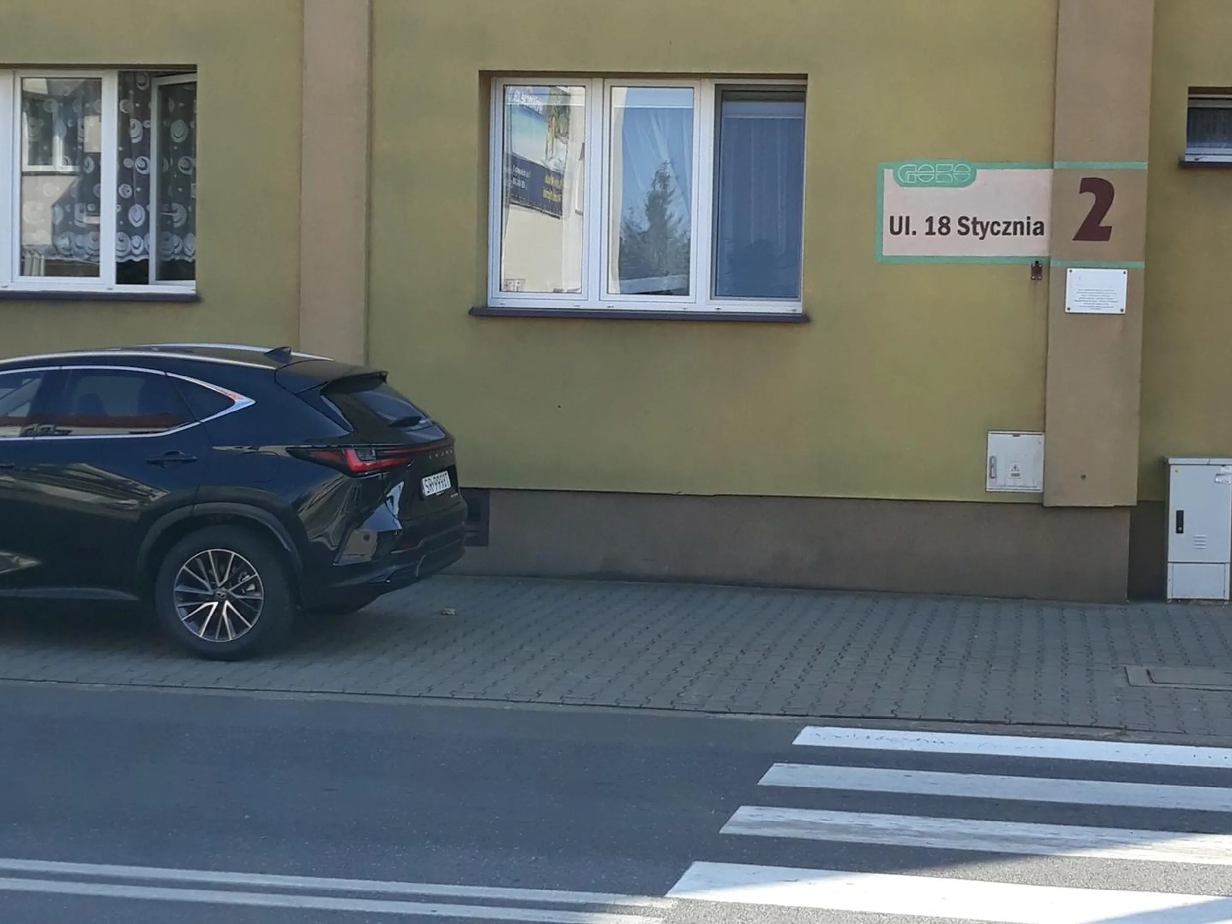 Parkowanie na chodniku, bezpośrednio przy przejściu dla pieszych.