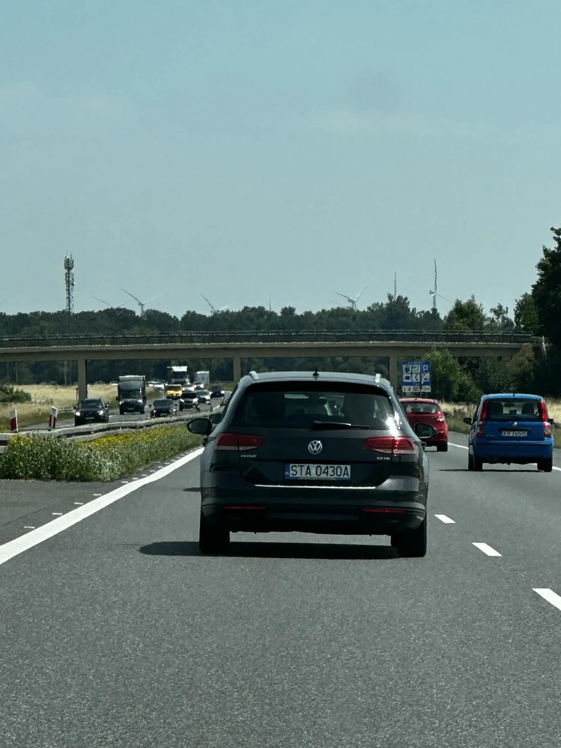 Nie potrafi jeździć na autostradzie, ryzykowne zmiany pasa.
