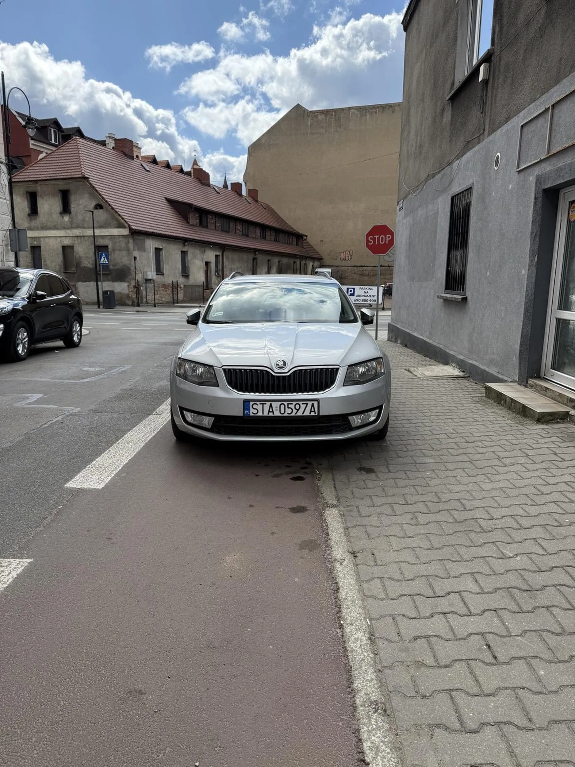 calkowicie blokuje droge dla rowerow, pomimo wolnych miejsc po drugiej stronie ulicy gdzie mogl zaparkowac