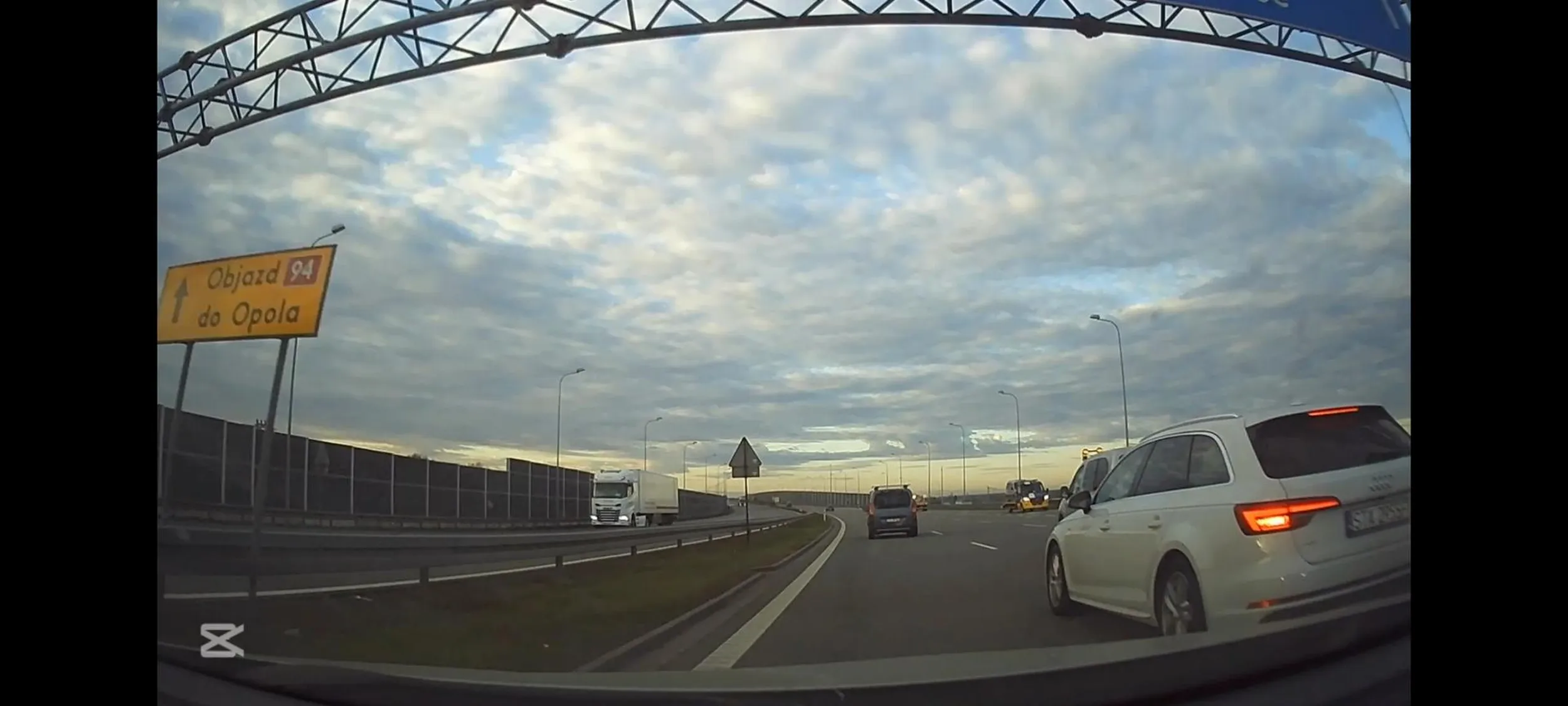 Kierowca nie patrzy w lusterka, zajeżdża drogę, nie zwracając uwagi A1, Dk88 blokuję ruch jadąc 50 na ograniczeniu 70 lub 90 odcinek gliwice