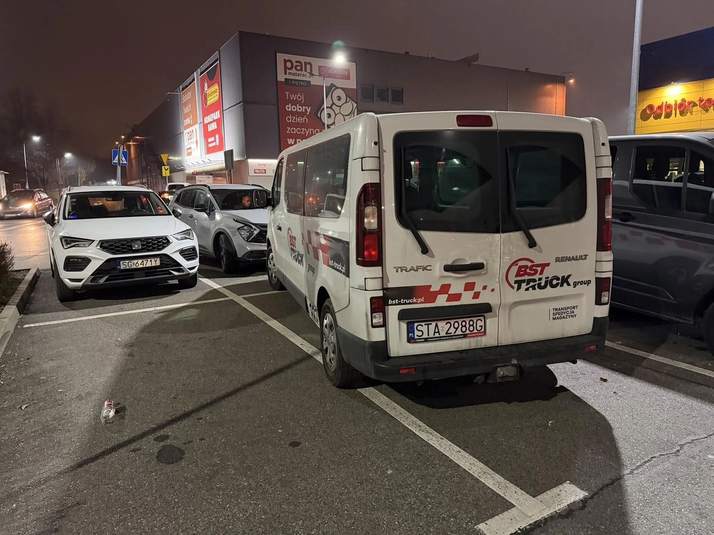 Busiarz zajmuje 3 miejsca parkingowe w taki sposób ze nie mozna zaparkować obok. niby firma transportowa, a nie potrafi jeździć…