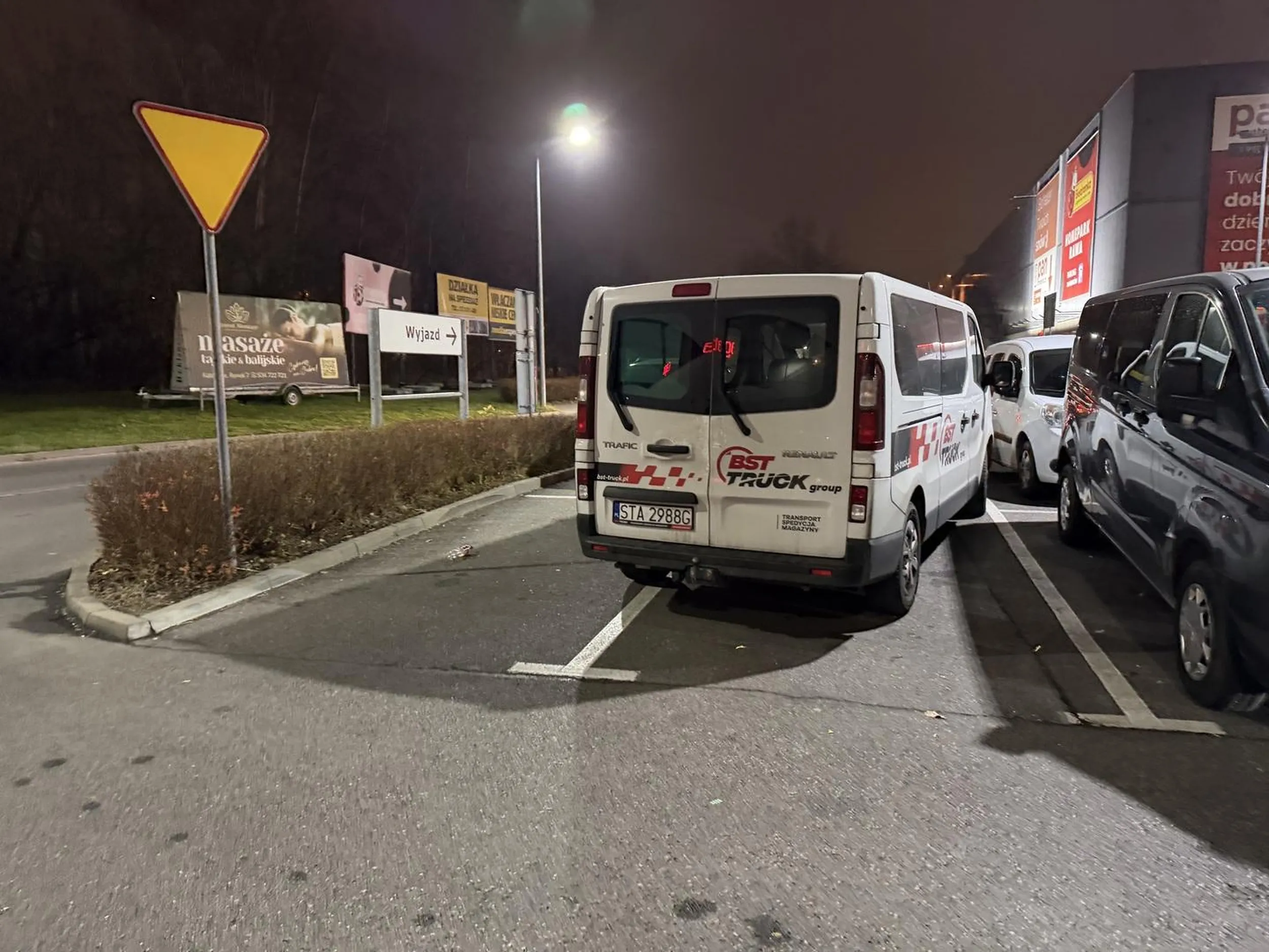 Busiarz zajmuje 3 miejsca parkingowe w taki sposób ze nie mozna zaparkować obok. niby firma transportowa, a nie potrafi jeździć…