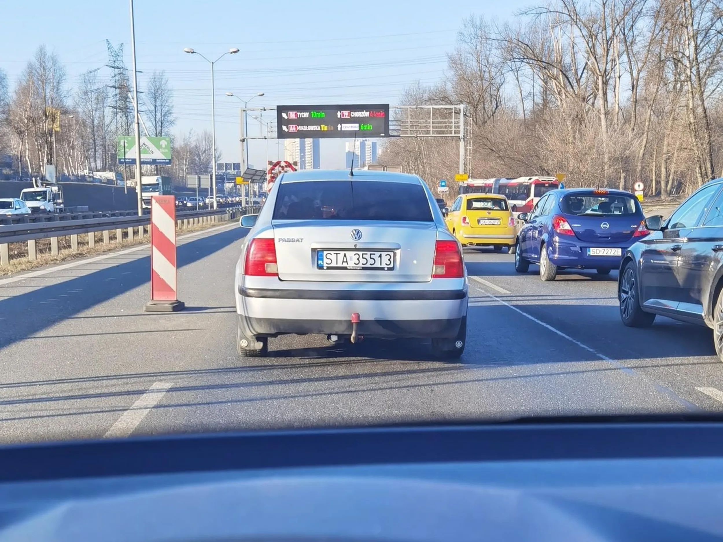 Wiejski kurdupel nie wie co to jazda na suwak, więc porusza się swoim 30-letnim złomem o wartości minimalnego wynagrodzenia wymuszając pierwszeństwo na zwężkach. Reszta kierowców unika kolizji, bo szkoda im swoich samochodów