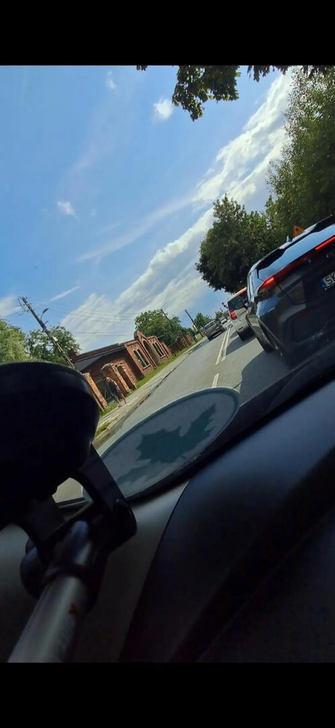 Kierowcy widocznie nie zależy na bezpieczeństwie swoim i innych i postanowił jechać pod prąd na czołówkę, radze unikać tego kierowcy bo może być nieobliczalny.