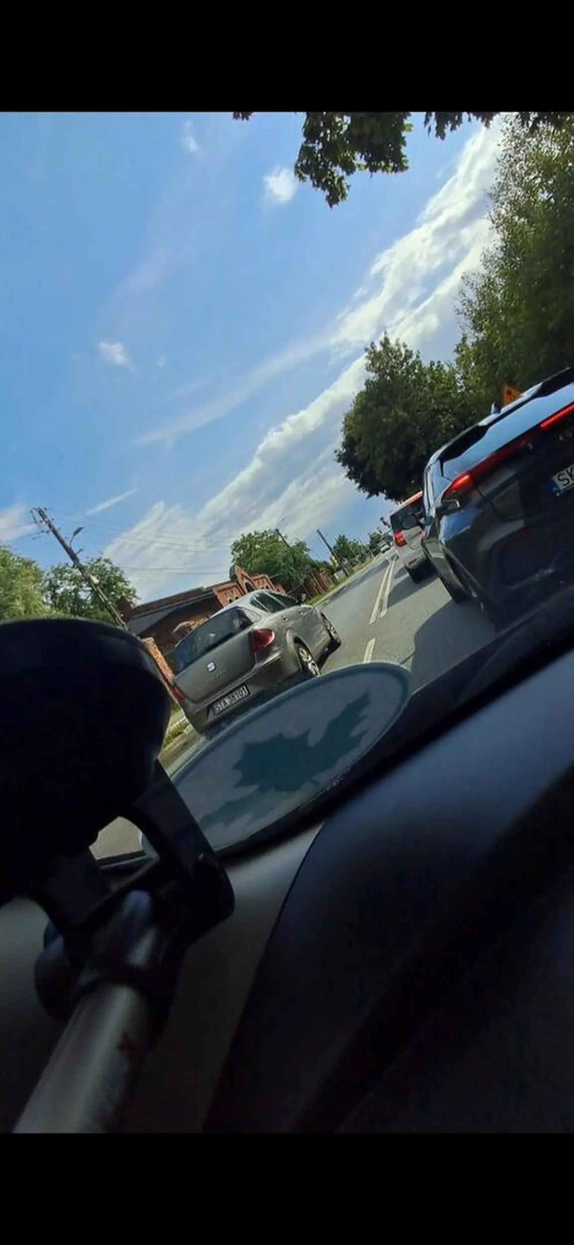 Kierowcy widocznie nie zależy na bezpieczeństwie swoim i innych i postanowił jechać pod prąd na czołówkę, radze unikać tego kierowcy bo może być nieobliczalny.